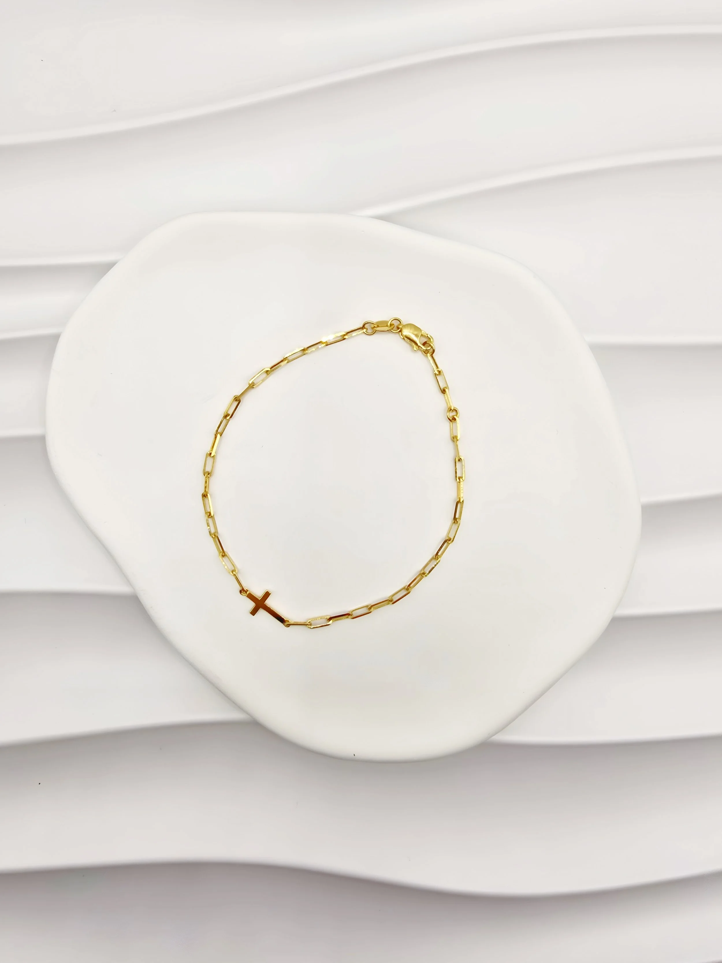 9ct Yellow gold paperclip cross bracelet