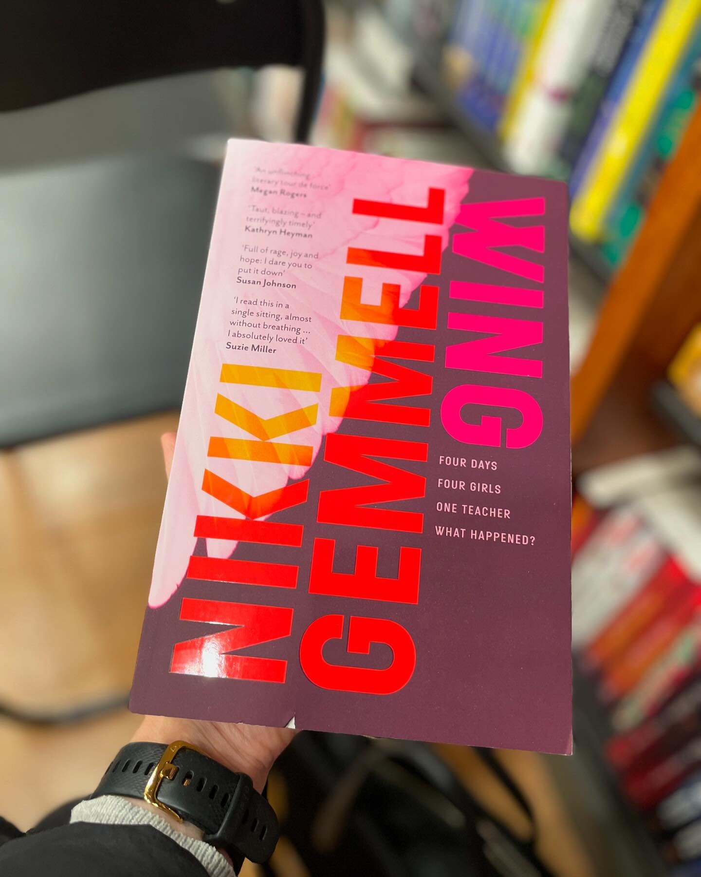 Pinch me. 💖 Last night I met @nikki.gemmell at @collinsbooksellers_mooneeponds to welcome 🪽 #wing - #picnicathangingrock meets #promisingyoungwoman 💖 There were bubbles on arrival, warm and welcoming booksellers, an intelligent host, and lots of N