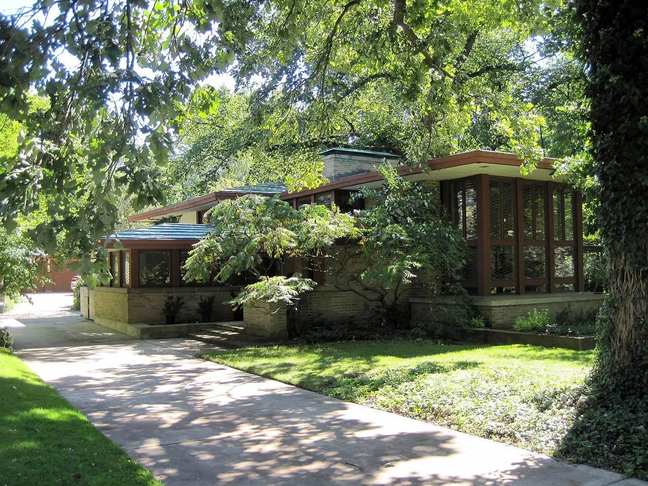 Exploring Frank Lloyd Wright: The Pioneer of Modern and Organic ...