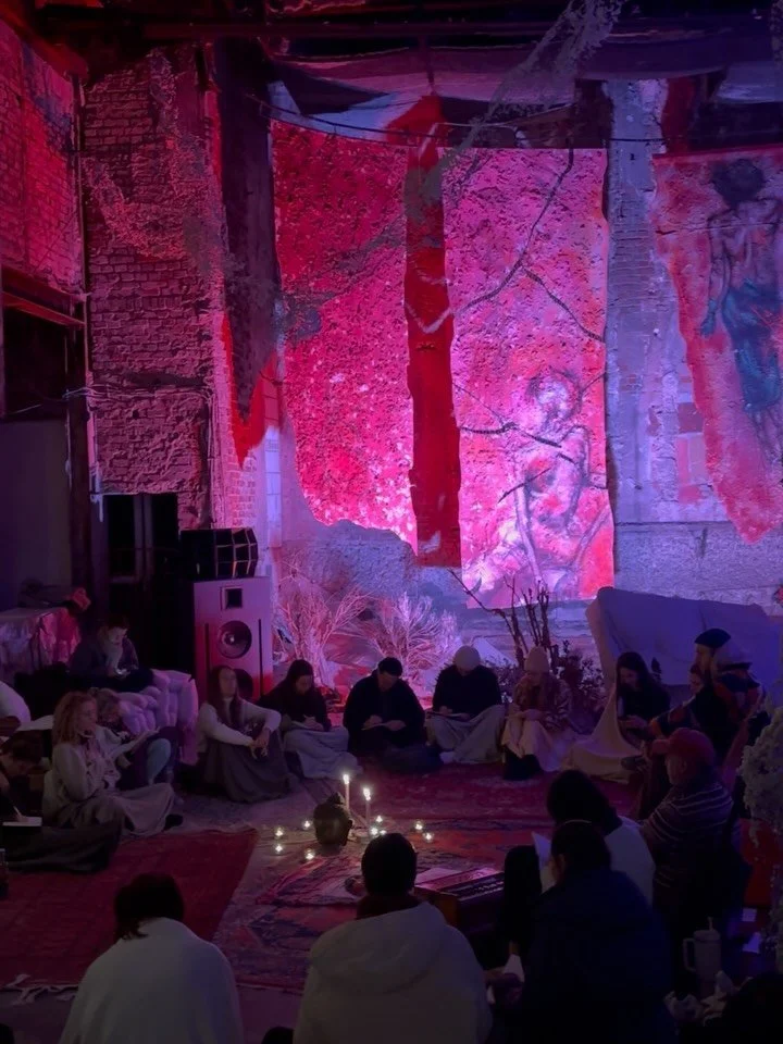 Well… that was something new and beautiful 🥹
My first time guiding a Mantra, Meditation & Kirtan evening.
We gathered with about 25 soulful seekers inside the mind blowing art exhibition by @bella.worx 
for a two and a half hour journe