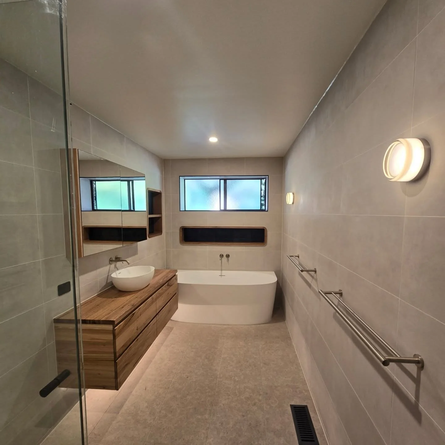 Bathroom renovation in Kalorama came up beautifully 🛀💅 #hagersilhouette #sunnylightingaustralia #philipslighting #bathroominspo