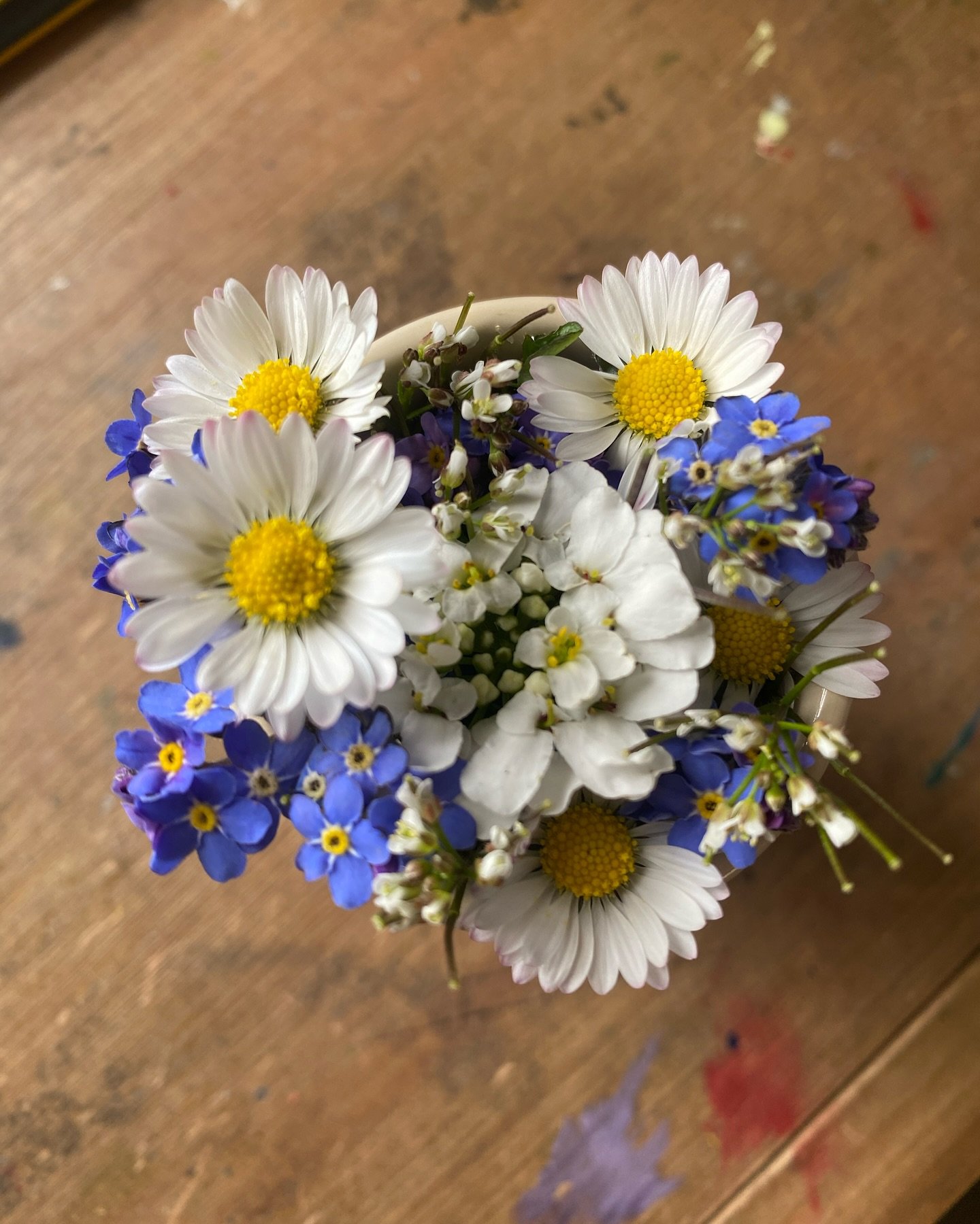 A posy for you 🍀I hope your week is a peaceful, gentle and kind one x

#posy #wildflowers #daisy #fliwerarrangement