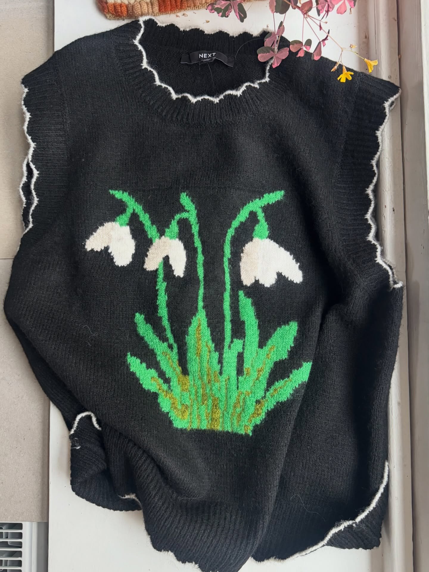 When you find a slipover jumper and it totally resonates with your style! Some Spring paintings from recent years too as it&rsquo;s not long! Well done @nextofficial for the jumper design 🌟
#wildflowerdesign #wildflowerpaintings #lunanorthartist #de