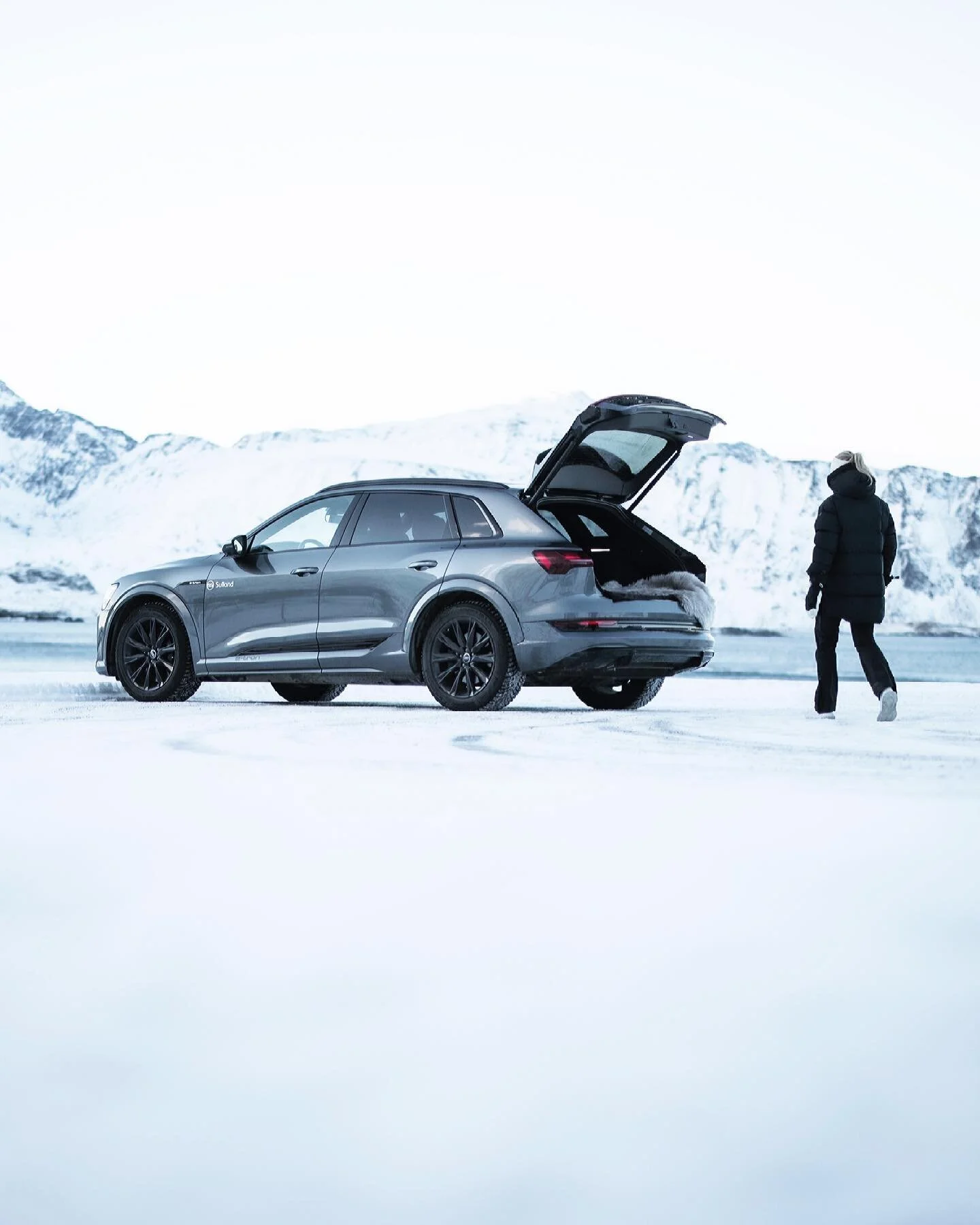 Wheels in Lofoten😎❄️ Swipe too see video of us entering Henningsv&aelig;r🤩🔥🏔
.
Big thanks to @sullandbodovag for keeping us safe on the roads on our trip with the new Audi e-tron🙌🏼