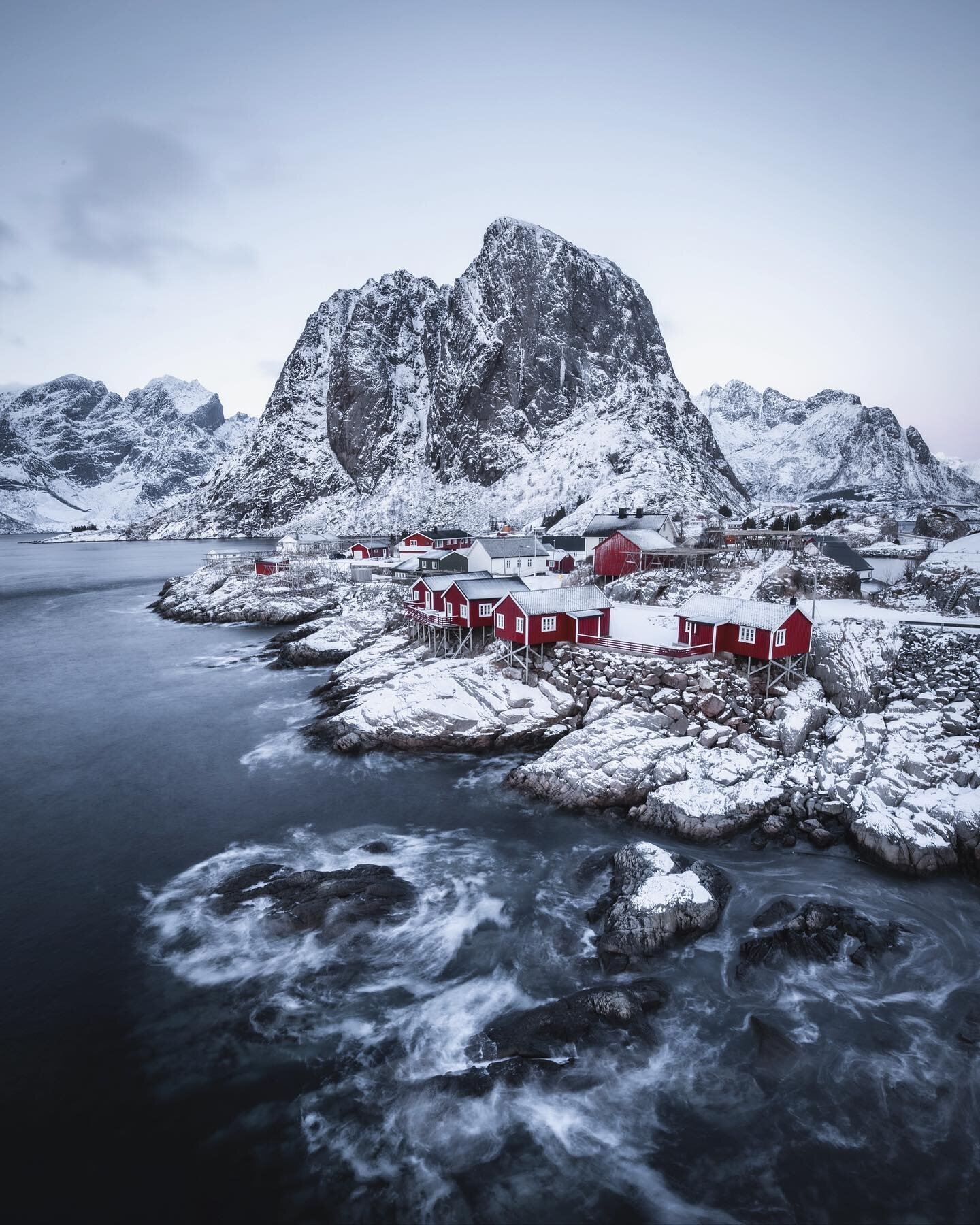 Happy weekend from spectacular Reine, Lofoten!! 🥶🖤