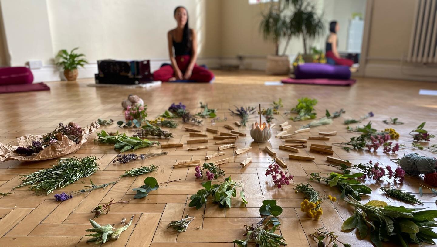 Morning Artistry. Intention, connection, beauty, abundance, presence, creativity. Making beautiful things with summertime gifts from nature. Thank you for bringing us together @yogini.ivana 🌸