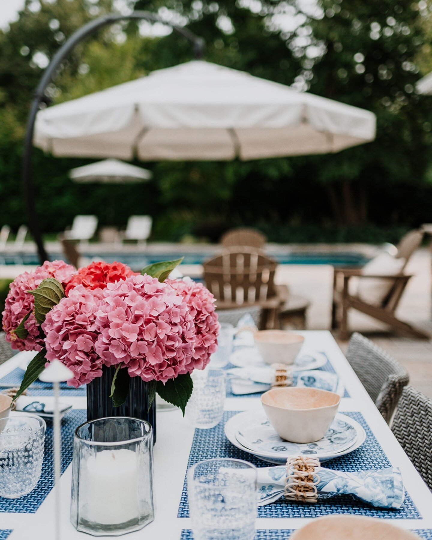 On this first day of spring, we're dreaming about dining al fresco and enjoying the sunshine as the days get warmer. After completing the interiors at the Shelburne residence, the homeowners enlisted Dawn @dawncookdesign to outfit their outdoor space