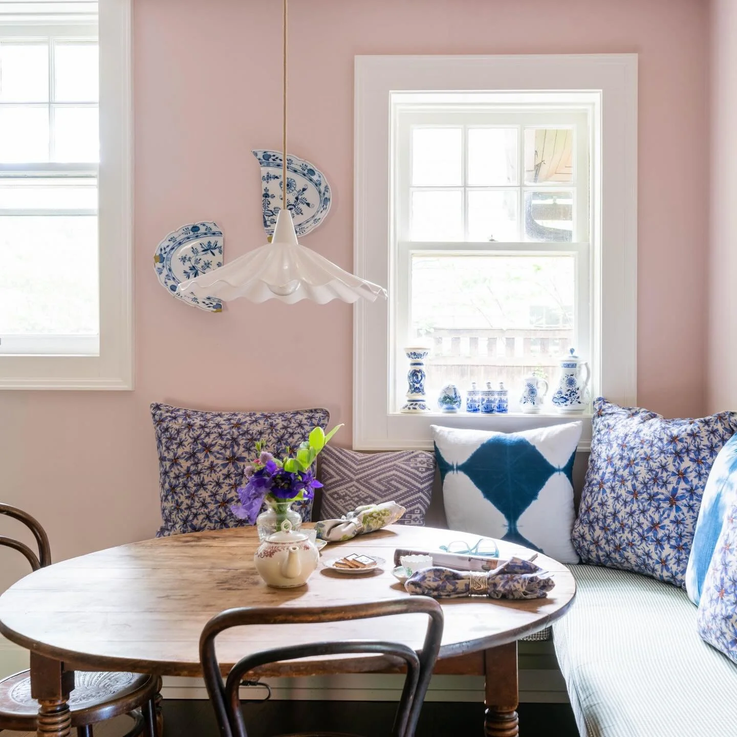 Brunch, fresh flowers, and a sunny breakfast nook are all of the ingredients needed for an ideal Easter Sunday. Happy holiday to all who celebrate! 🪺