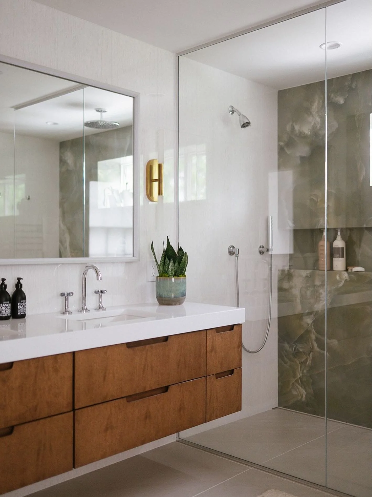 Mixing metals and materials in one space doesn&rsquo;t have to feel wrong, it&rsquo;s actually one of the easiest ways to make the room feel more dynamic and elevated. 

The Warwick primary bathroom by @dawncookdesign is a prime example of how mixing