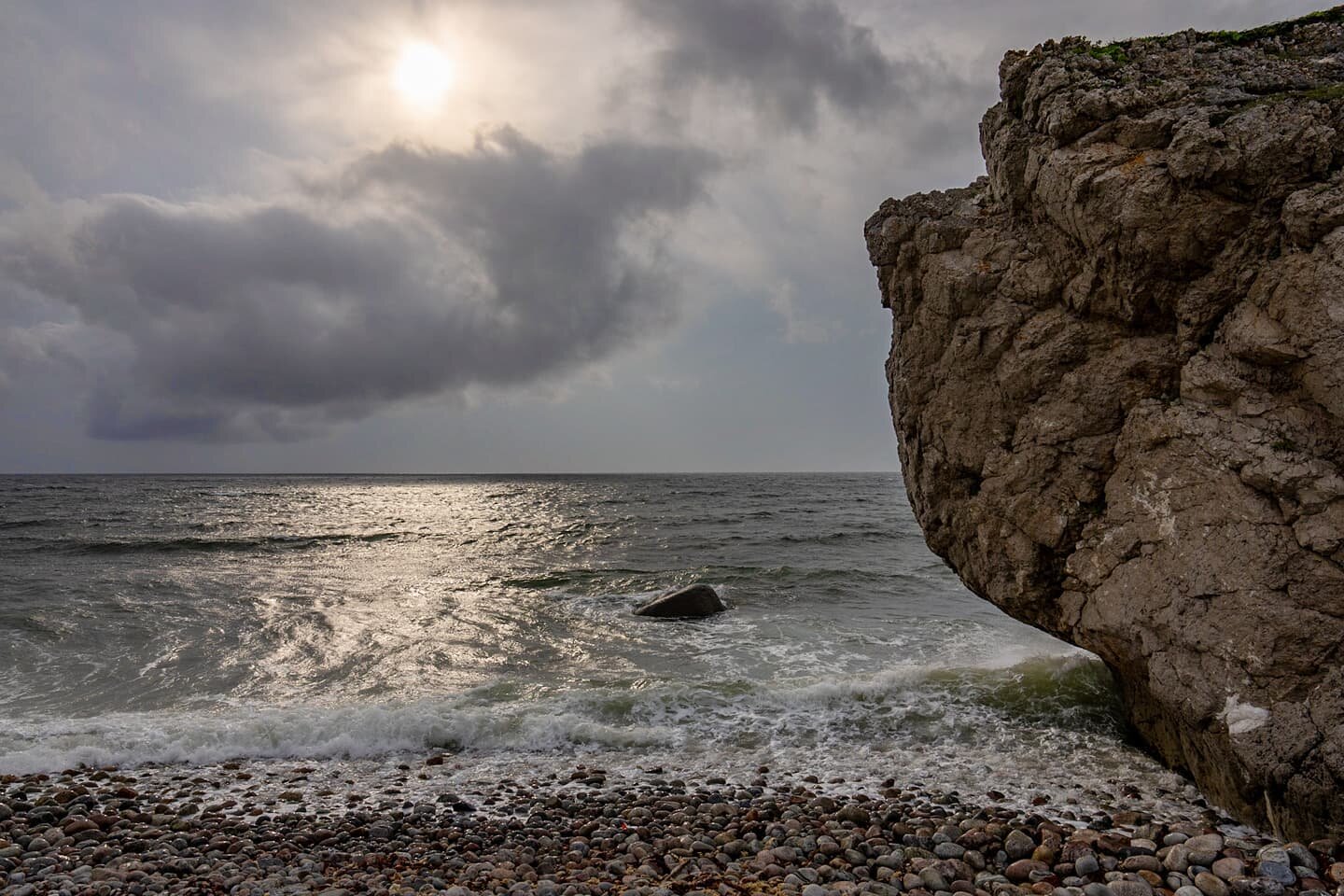 When the sun finally breaks through the clouds ! #landscapephotography #landscape #wind #storm #lights #reflection #waves #boulder #beach #landscape #photography #photooftheday #instapic #canada #newfoundland #nature #travel #travelphotography #sky #