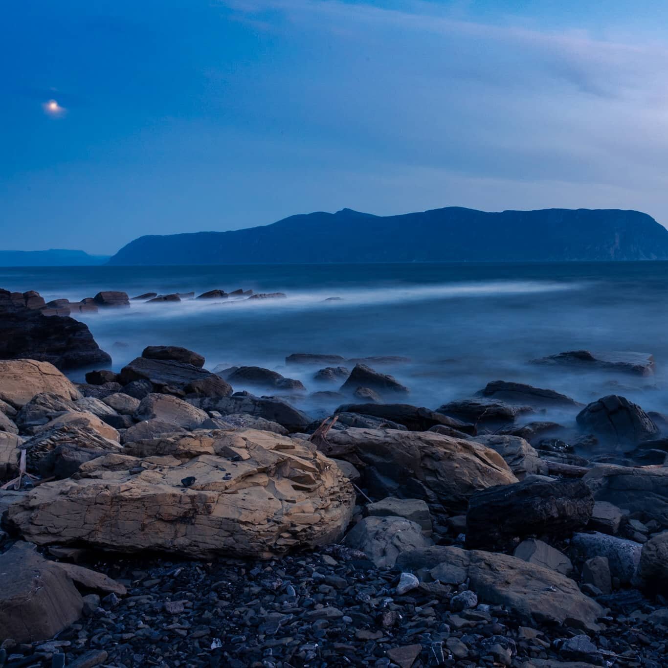 The moon over the ocean #photooftheday #photography #naturephotography #naturelovers #natgeoyourshot #moon #moonlight #oceanart #oceanview #natgeolandscape #landscapephotography #landscape #majestic_earth #earthpix #newfoundland #canadaparks #explore