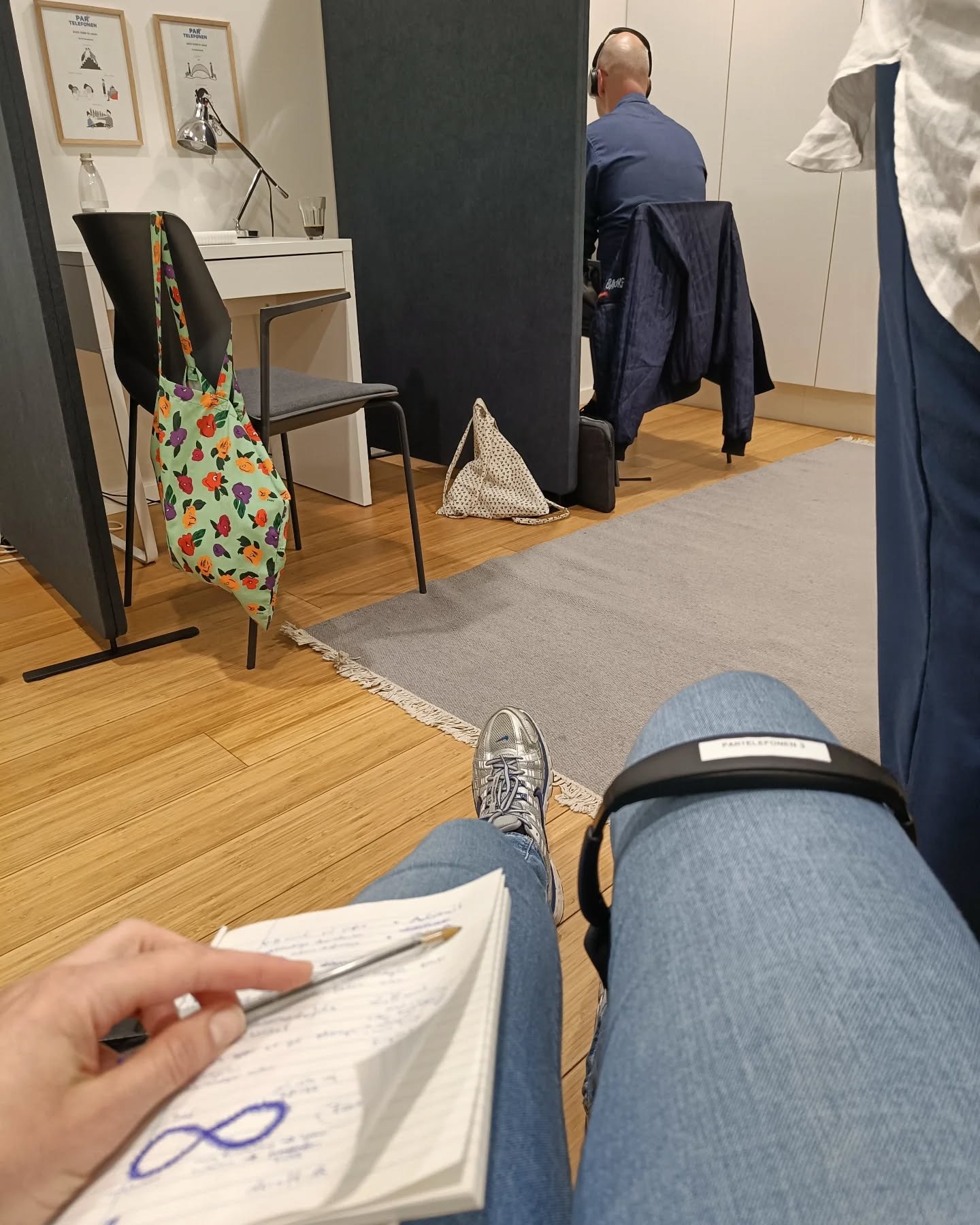 P&aring; Partelefonen i dag med Carsten og Anne ~ vi tegner m&oslash;nstre sammen med par/partnere, der gerne vil ud af netop de negative m&oslash;nstre ♾️

Og s&aring; henviser vi til god individuel terapi, parterapi, specialomr&aring;der og akut hj