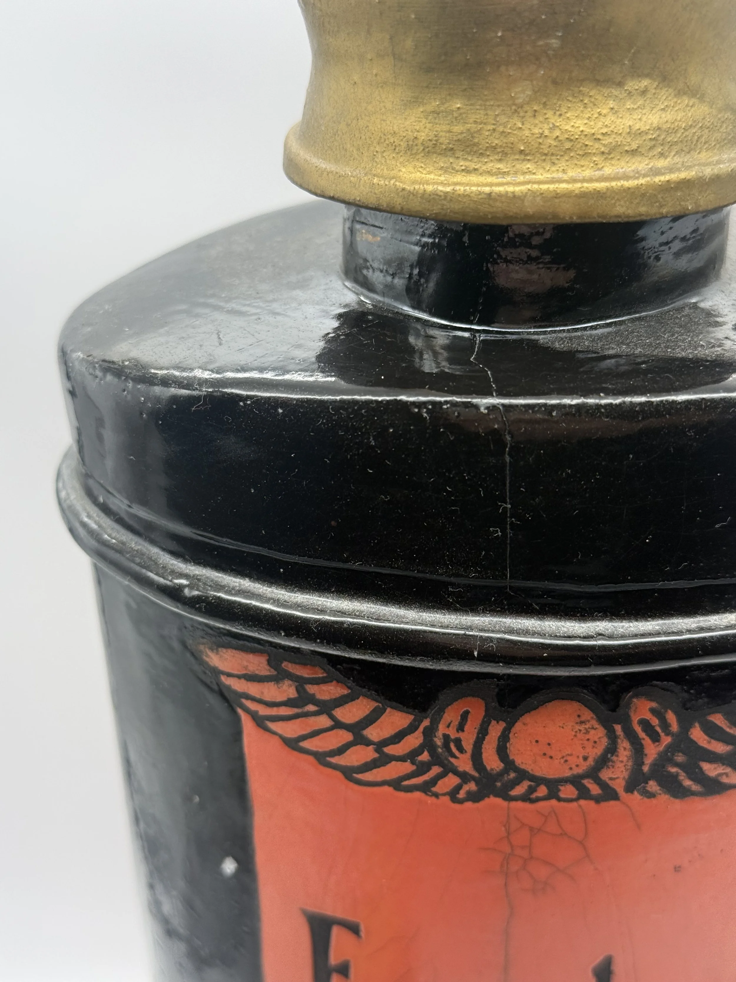 Close-up of the gold cap and shoulder of the talc
