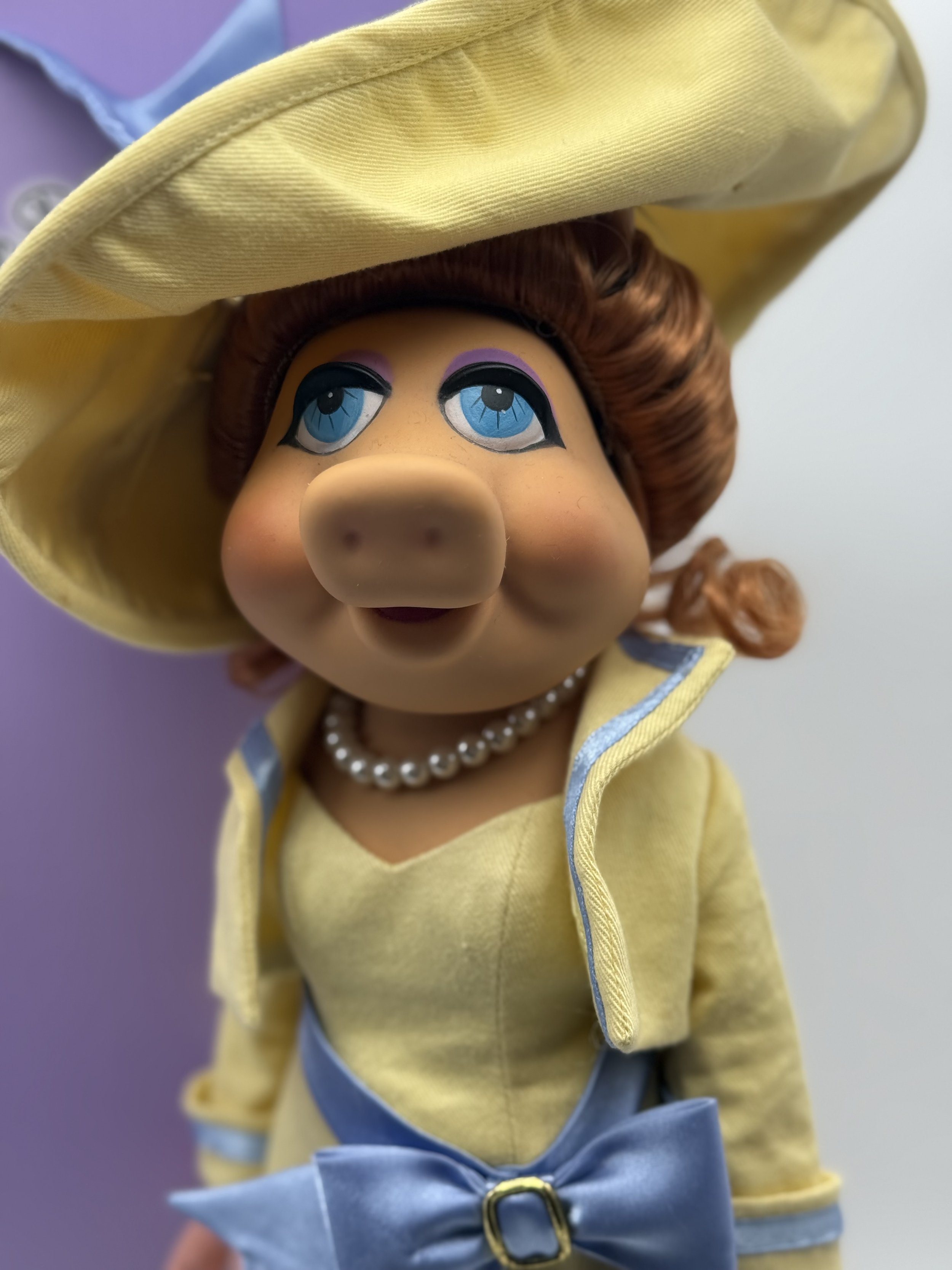 Close-up of the Tonner Miss Piggy doll's face and wide-brim hat