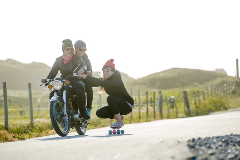 (Whitelines) Boards on bikes with Aimee & friends