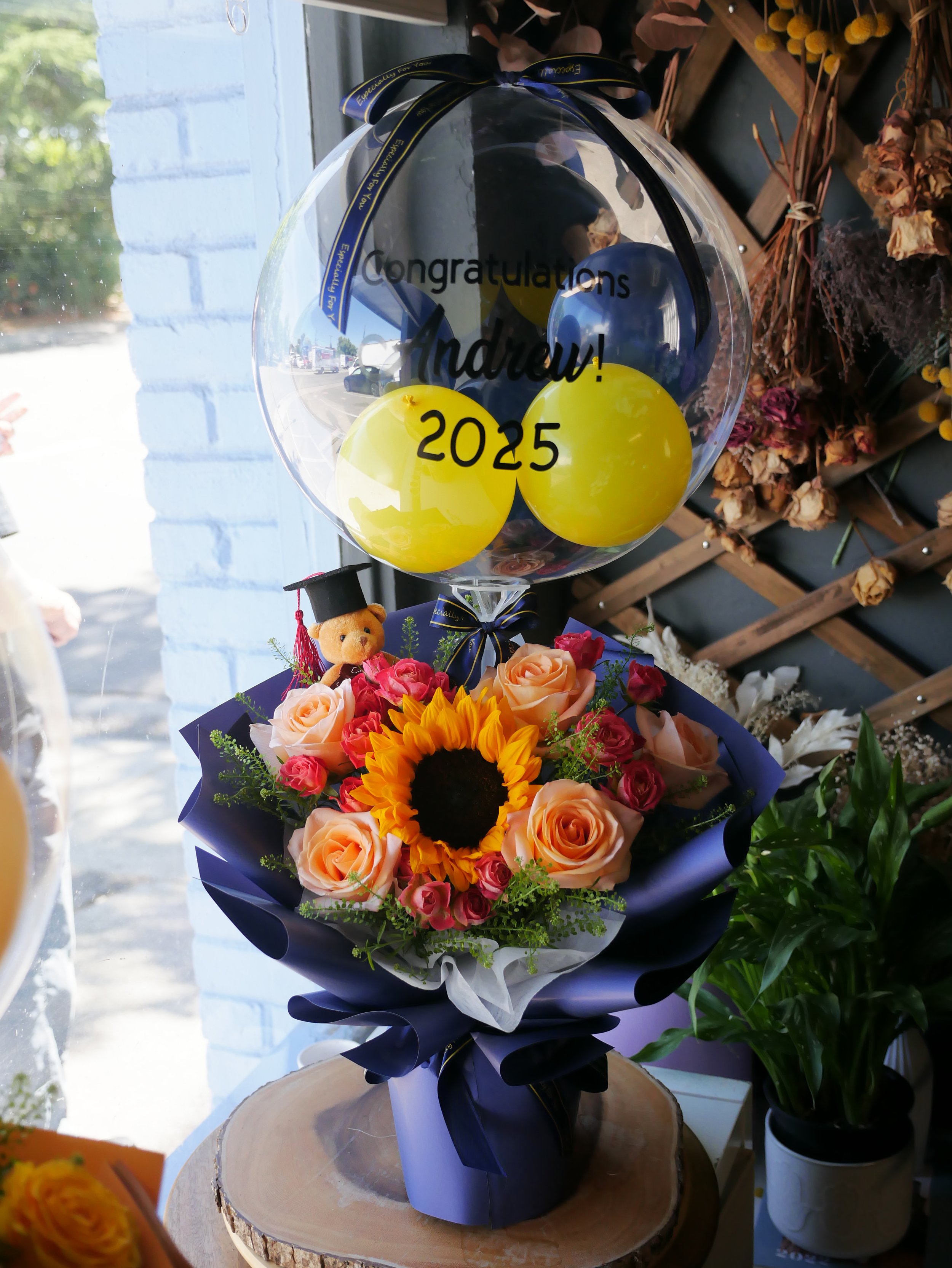Graduation flowers / 畢業花束 $85 - $188