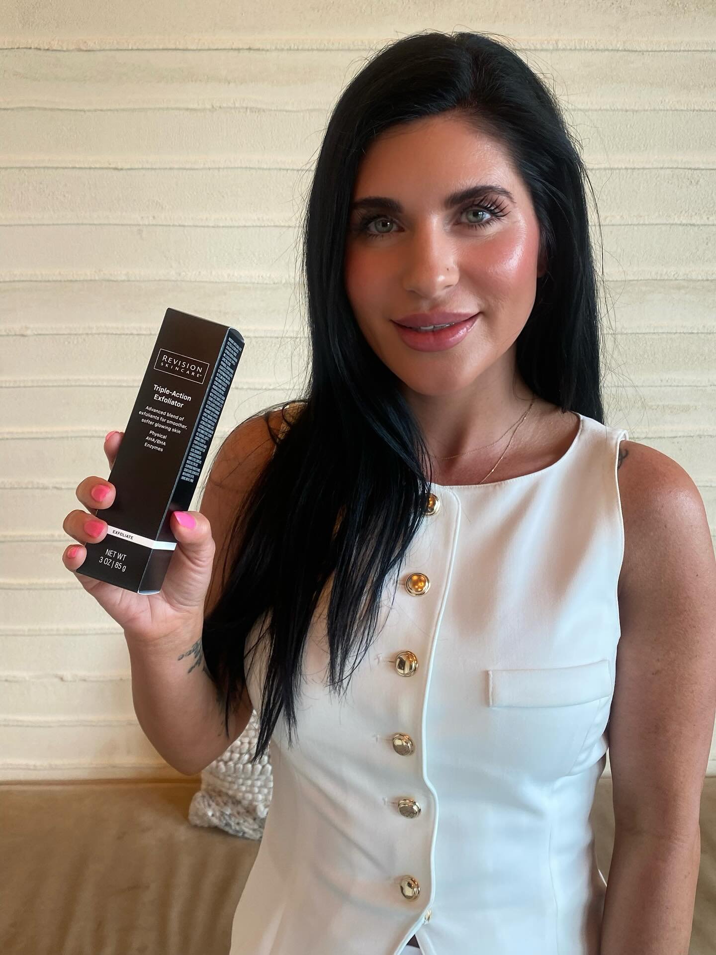 ✨ Flawless skin starts with a smooth canvas. Exfoliate right, and your makeup won&rsquo;t just sit, it slays. 💁🏻&zwj;♀️👸🏻

Triple-Action Exfoliator is an advanced formula that targets dullness, uneven texture, and buildup with a triple-action app