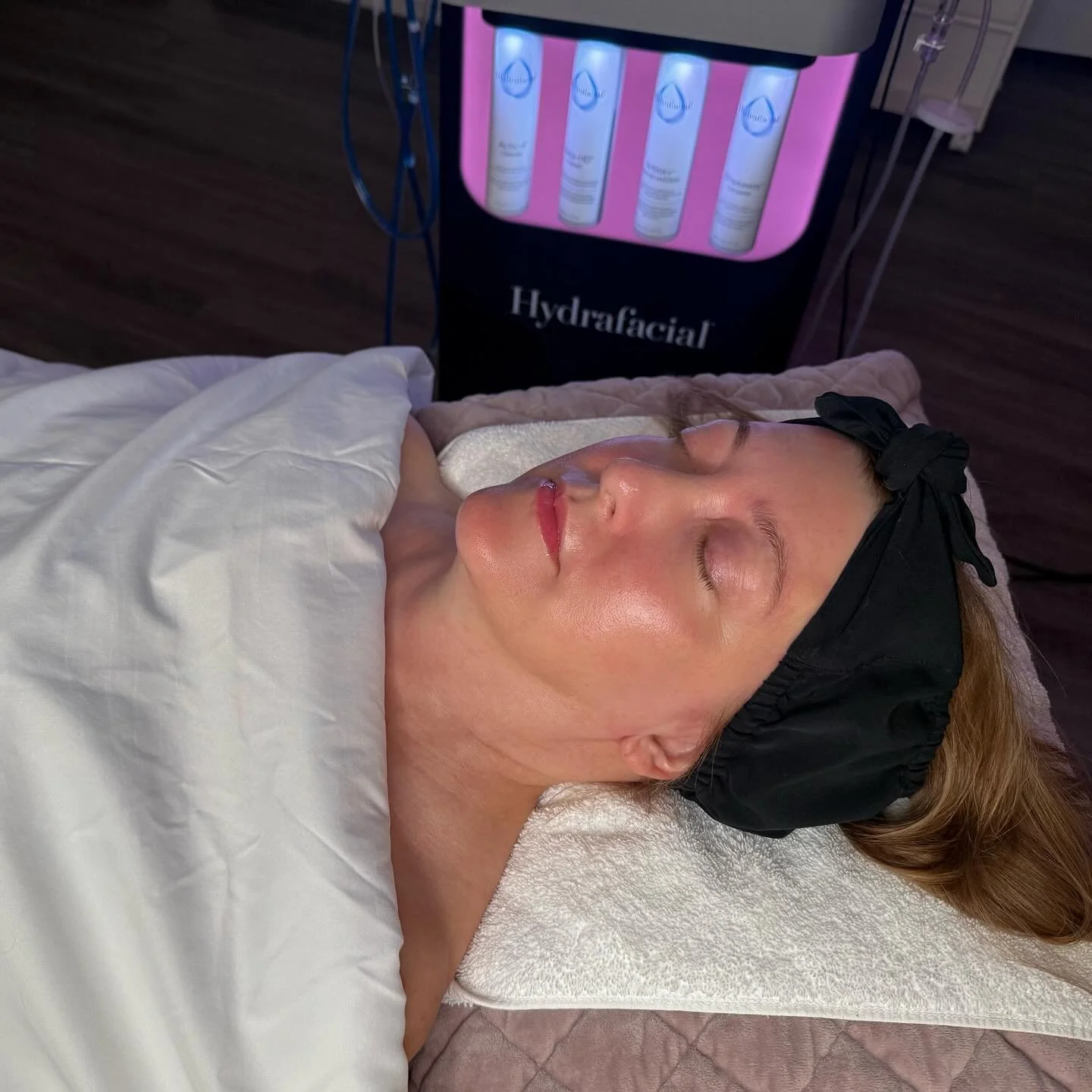 Why we love HydraFacial? It targets fine lines, uneven tone, clogged pores, and dullness, all while keeping your skin hydrated and happy. 💧✨🫧

Book your HydraFacial and see why everyone&rsquo;s obsessed! 🩷🤗

#hydrafacial #cleanpores #healthyskin 