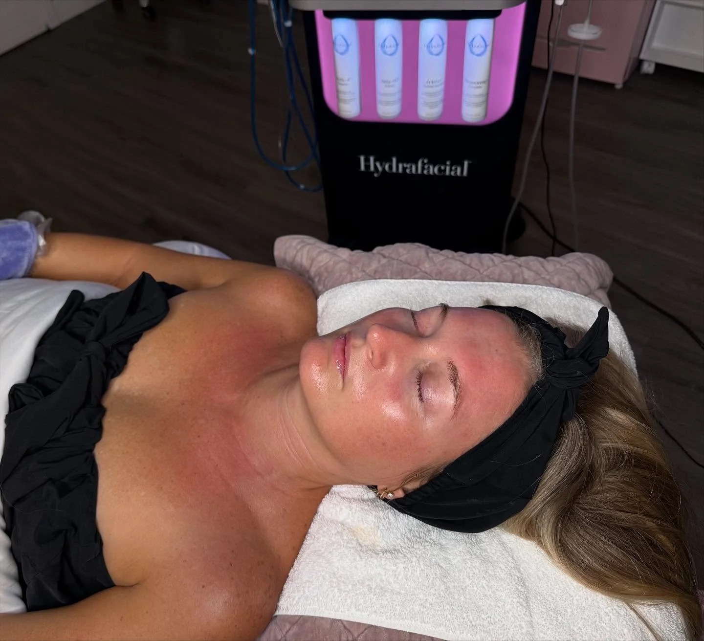✨ Platinum HydraFacial Experience✨
Hydration and transformation from start to finish. Here&rsquo;s what goes down during this advanced, custom skincare experience:

💆&zwj;♀️ Lymphatic Drainage
Reduces puffiness, increases circulation, and detoxifies