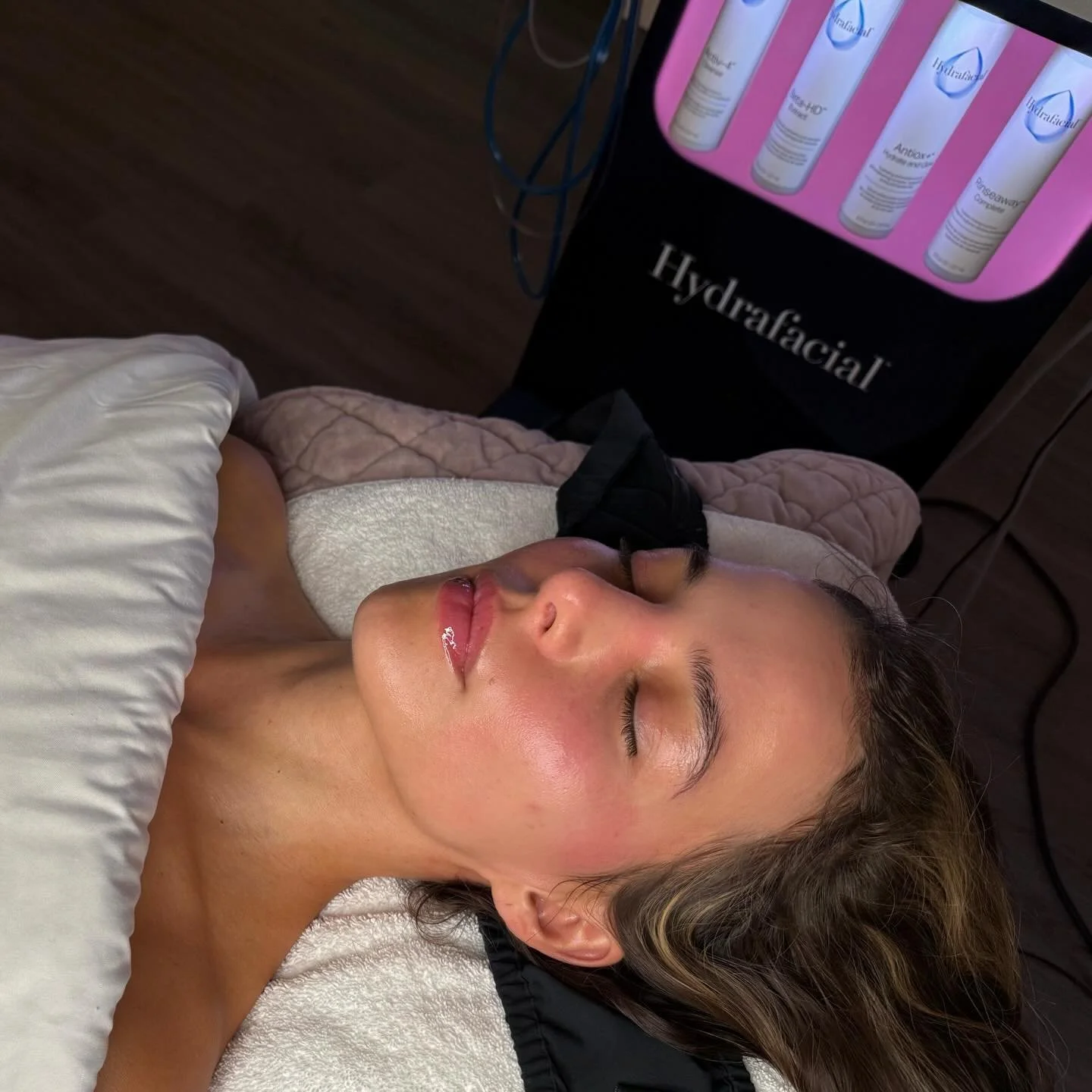 Hydrafacial = instant glow + long-term skin health. Think clearer pores, refined texture, boosted hydration, and a radiant, even-toned finish. 🪄💓

#skinrejuvenation #selfcareday #hydrafacial #peoriaaesthetician