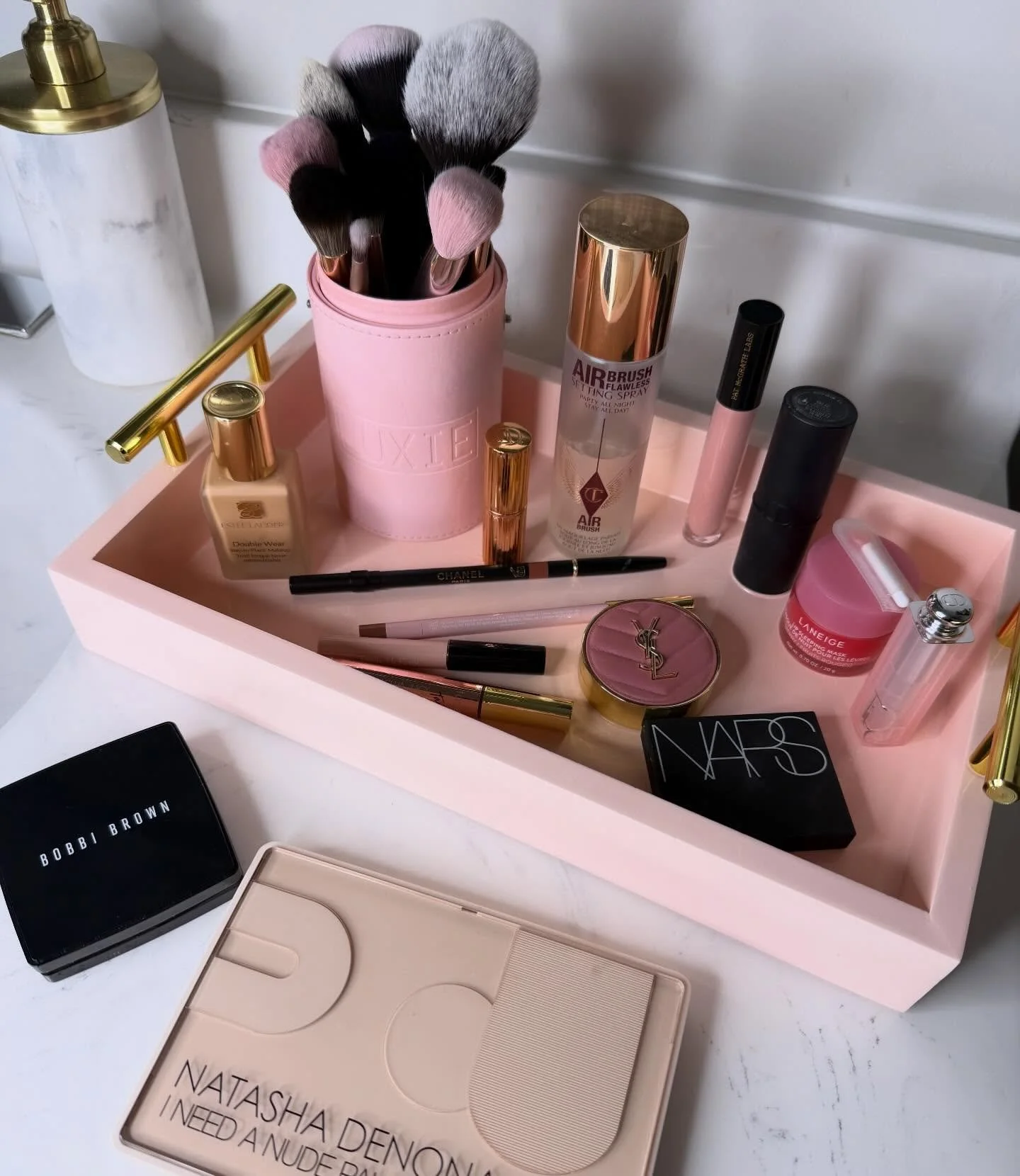 Snow outside, clean brushes inside ❄️✨ self-care kind of day 💅

#makeup #makeupbrushes #cleanyourmakeupbrushes #selfcare #snowday #makeupartist