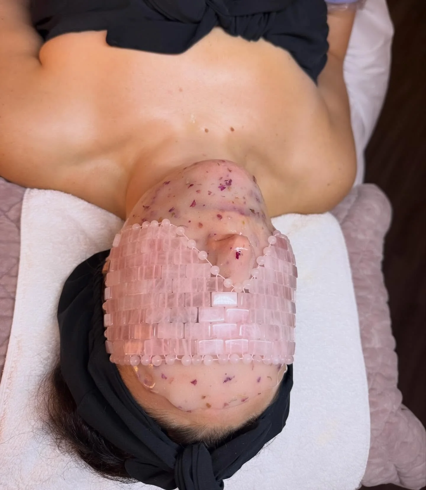 Dermaplaned. Hydrated. Luminous.
Finished with the Egyptian Rose Hydrojelly Mask 🌹

#dermaplaningfacial #hydrojellymask #egyptianrosehydrojellymask #facial #freshskin #hydratedandglowing