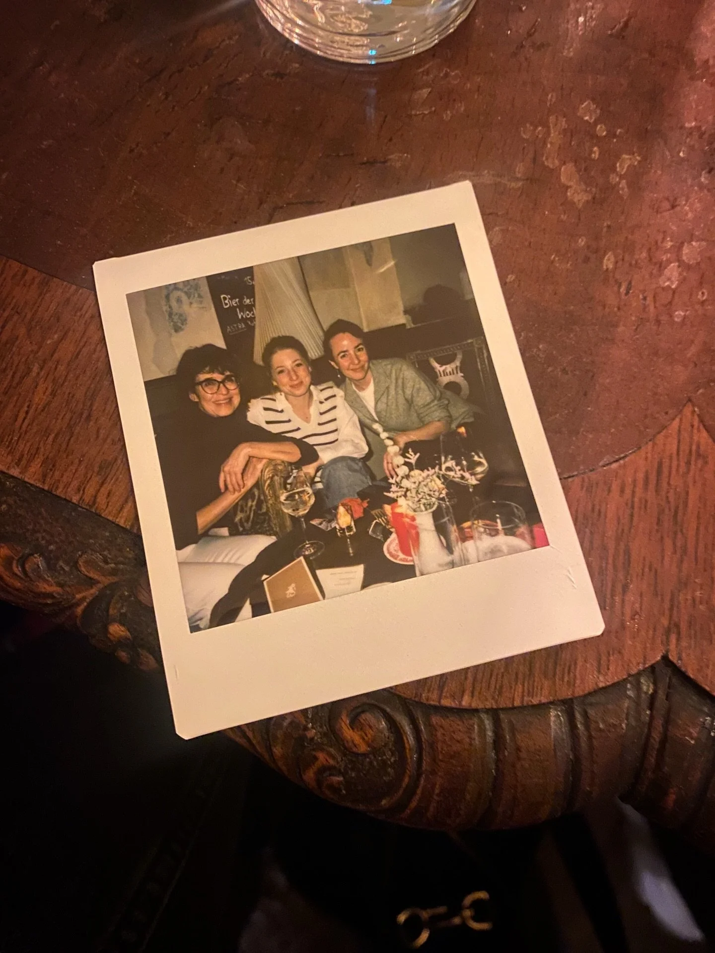 Wrap party vibes from the camera department 💛Intense days, lots of joy, and proud to be part of @thom_bischof s unique no-budget film @rotweinmund_film