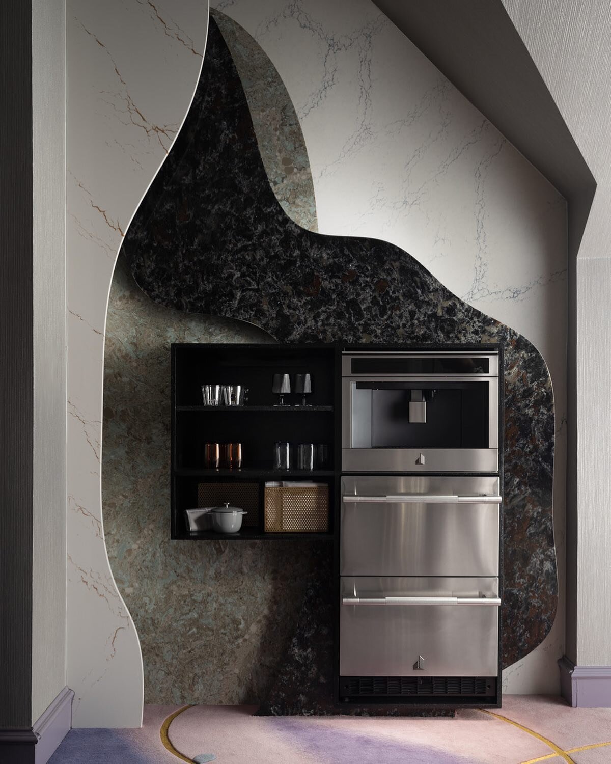How are you drinking your coffee this morning? ☕️

@verandamag spoke with designer @ahmad.abouzanat about some unexpected ways to use stone in your home including this indulgent @jennair coffee bar installation with 4 different curved layers of @camb