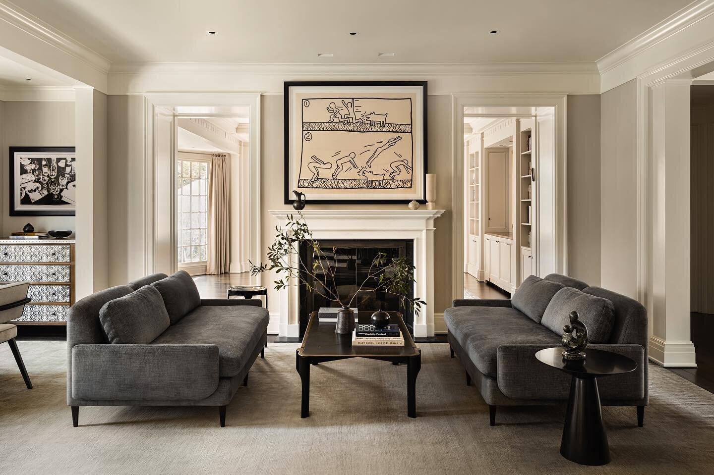 This snow storm has me wishing I was curling up with a good book in front of these beautiful fireplaces 🪵🔥 These timeless architectural moments will always kindle mood and conversation. 

For a @mansionglobal article, @tracy.kaler gathered insight 