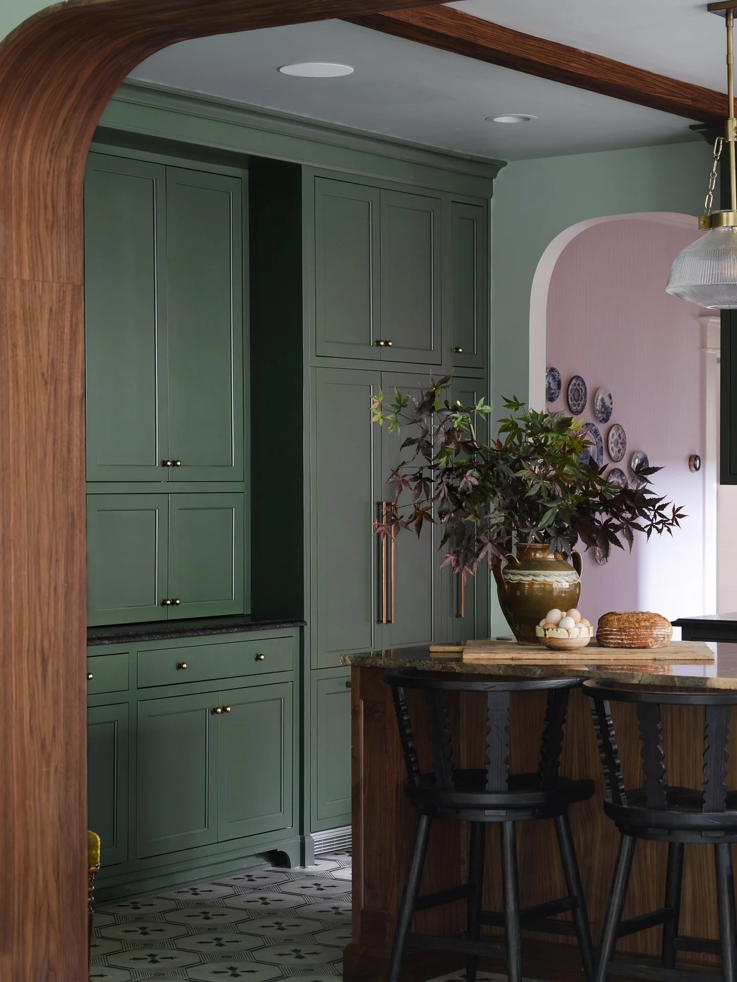 As featured on @homesandgardensofficial 

From dark, dated, and dysfunctional to a soulful, light-filled space that feels right at home in this historic Craftsman.

By opening the wall between the kitchen and sunroom, Louisville designer @amandajacob