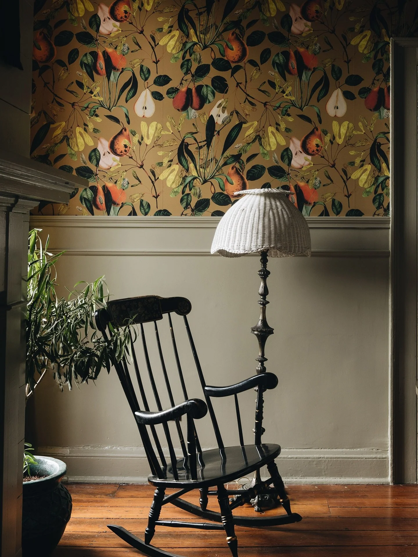 Olive green and dark green colors are having a moment 🫒🍸

As @carolinebiggs and @cullenormond share on @apartmenttherapy .. rich but subdued, this hue can elevate and relax a space while also evoking a hint of nature and classic charm

Designer @am