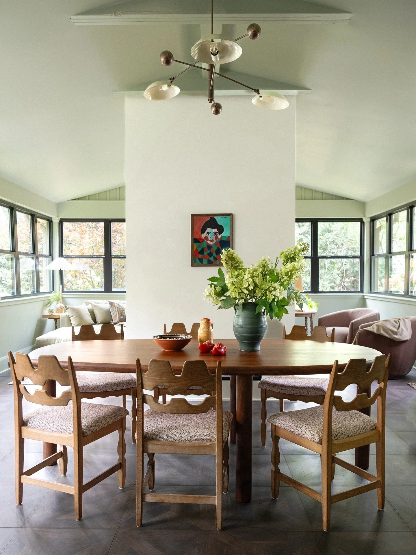 As seen on @theinteriorcollective 

@amandajacobsdesigninc charming Louisville, Kentucky 1917 Craftsman bungalow is a love letter to history, heritage and friendship 💚

From Flemish tapestries and Swedish art to a salvaged chandelier globe that beca