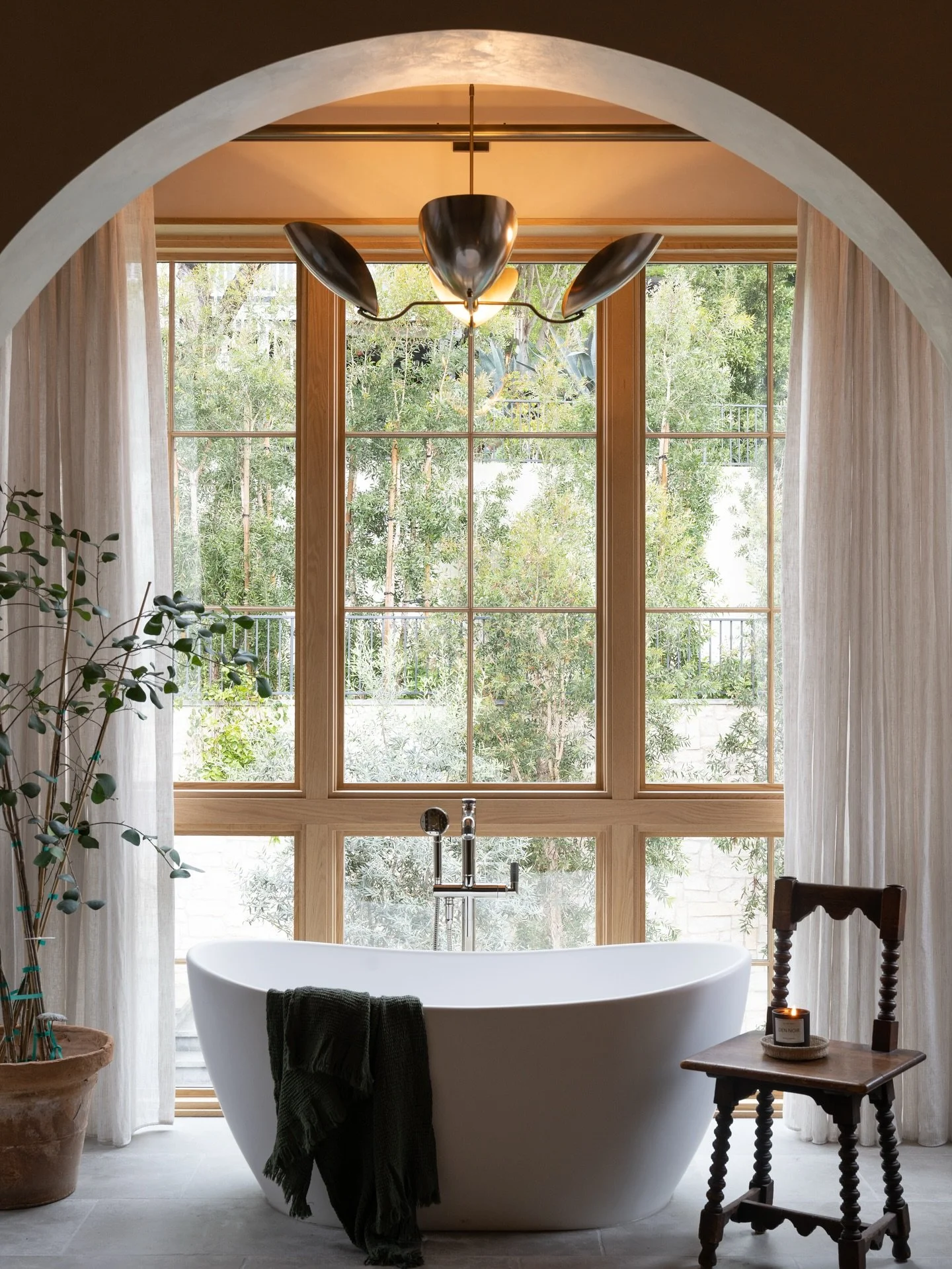 A 7,100 square feet dream home designed by @auslandinteriors in Hermosa Beach - with no plain drywall in sight! Just layers of texture, Roman clay walls, custom millwork, and thoughtful details around every corner (like the cutest dog zone + a beauti