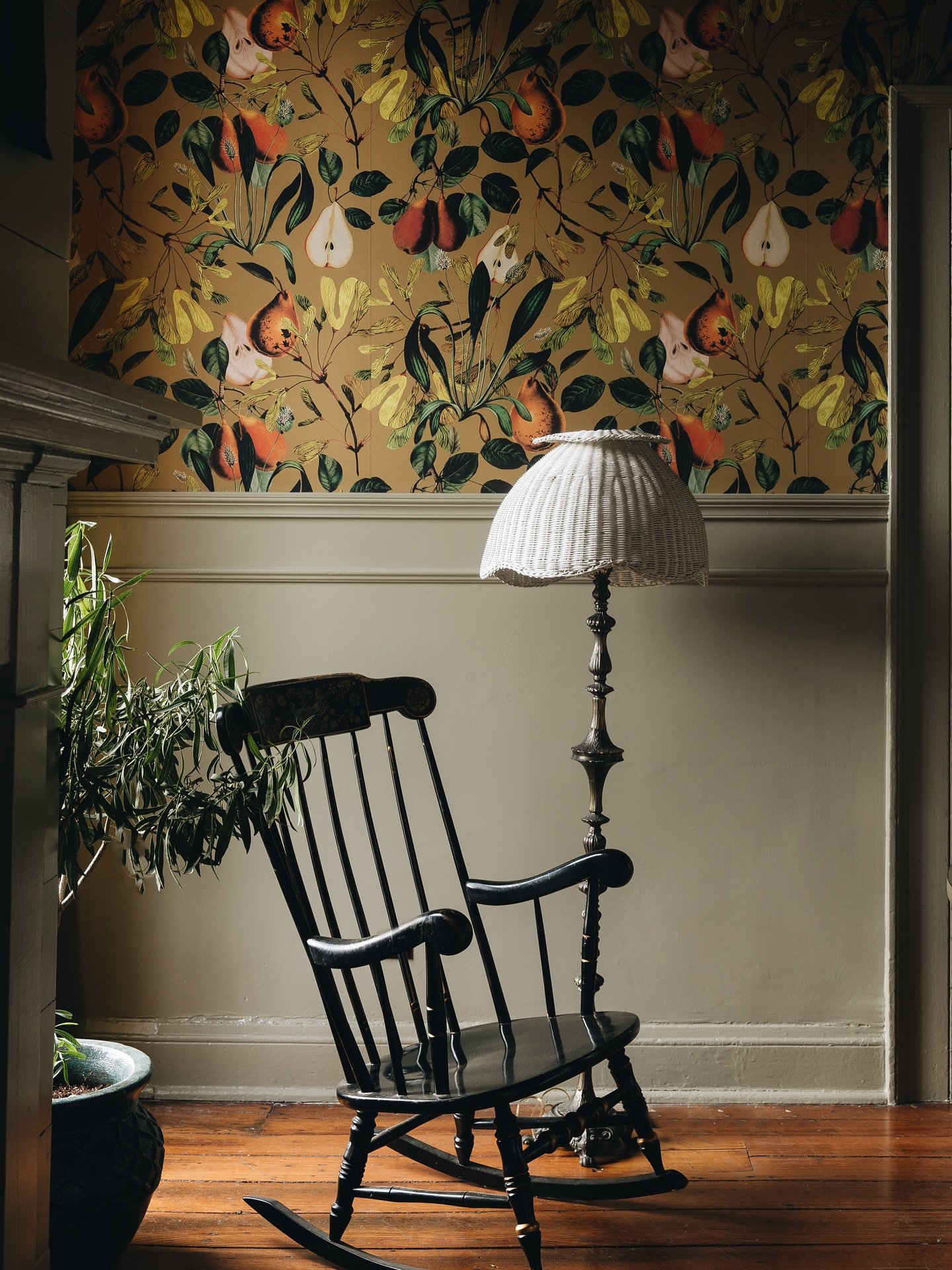 Olive green and dark green colors are having a moment 🫒🍸

As @carolinebiggs and @cullenormond share on @apartmenttherapy .. rich but subdued, this hue can elevate and relax a space while also evoking a hint of nature and classic charm

Designer @am