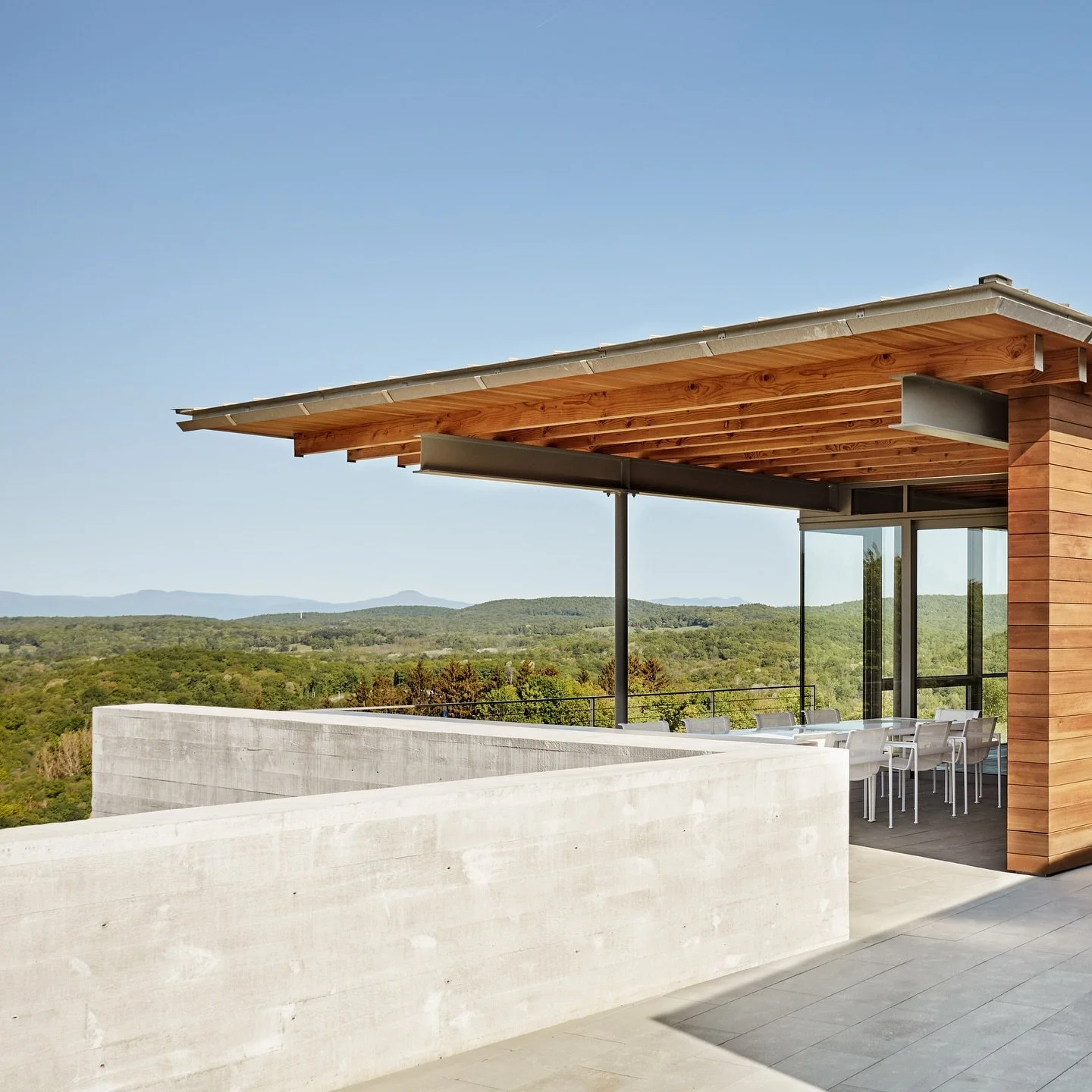 As seen on @theinteriorcollective 

@meagancampinteriors mid-century Catskills home balances modern design with stunning views ⛰️

In this mid-century Catskills retreat, designer Meagan Camp shaped warm, restrained interiors that honor the expansive 