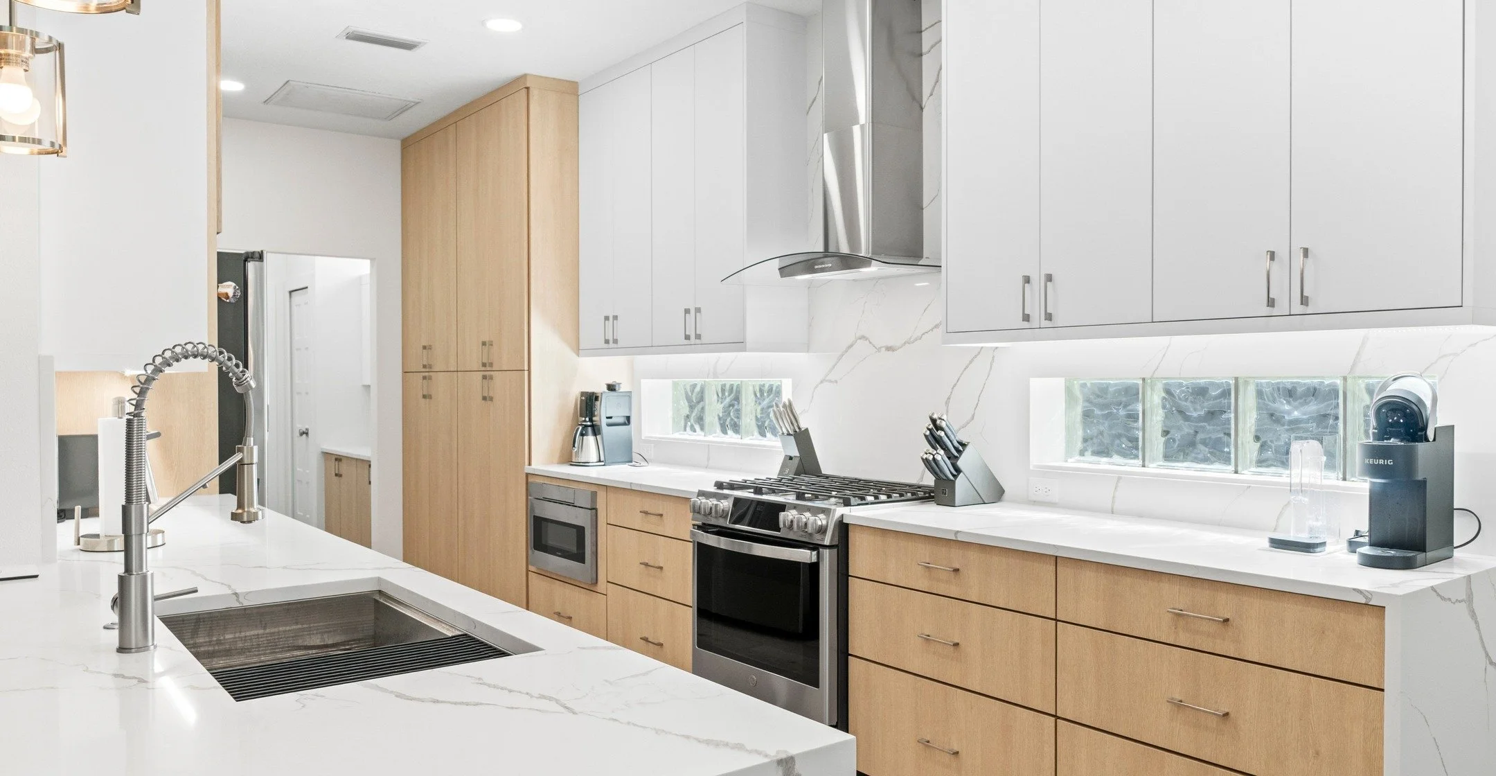 ✨ Modern Whole Home Remodel &ndash; Sarasota, FL ✨
We transformed this entire one-story home into a modern minimalist retreat, featuring clean lines, natural textures, and a timeless homey feel. The design blends contemporary architecture with functi