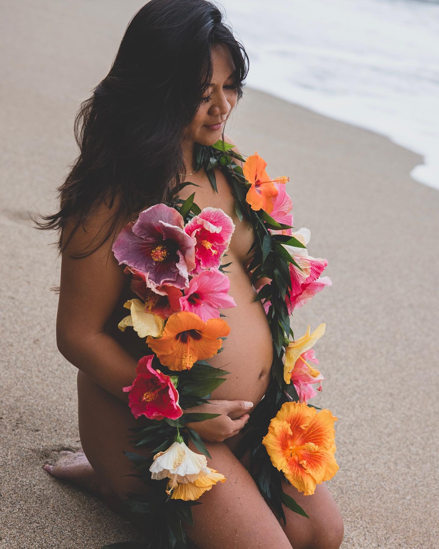 Maternity Monday! Is that a thing?! Here&rsquo;s a little pop of color and some bump beauty to brighten your feed on this grey monday 🌺