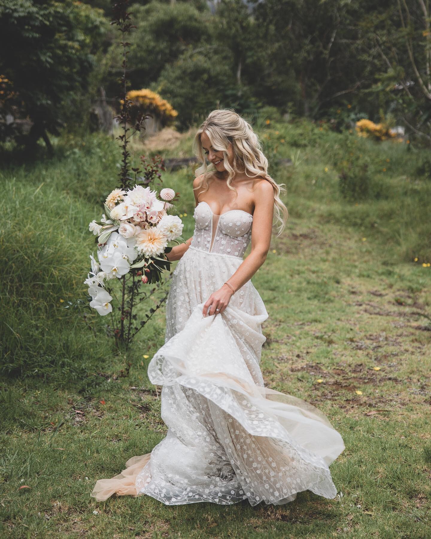 wedding day tip: make time for bridal portraits as soon as you get into your dress ✨ you won&rsquo;t regret it! #mauiwedding