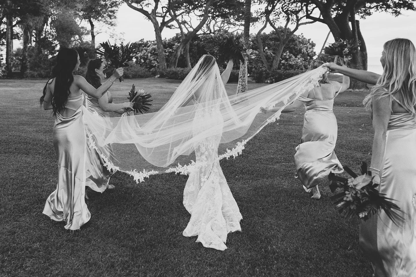 to veil or not to veil?! ✨There&rsquo;s something timeless about a veil, the way it catches the light, moves with the breeze, and adds a vibe of romance to each moment