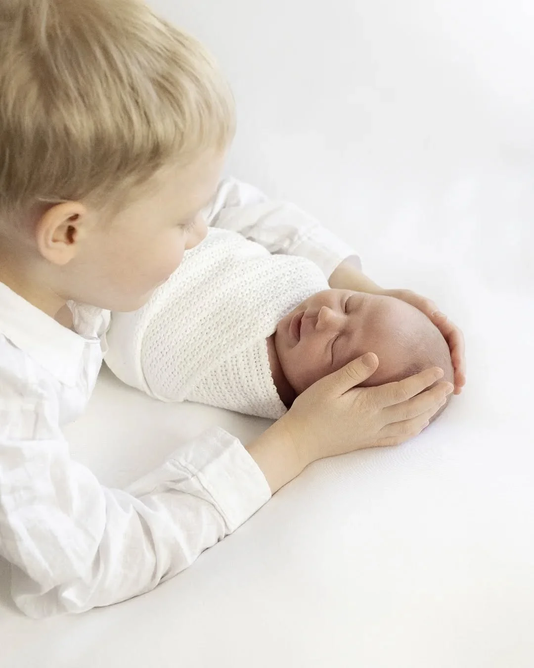 Pikkusisarus 🤍
Vastasyntyneen kuvauksessa on oma erityinen tunnelmansa. T&auml;m&auml;n pienen kuvasin perheen omassa kodissa ja sit&auml; vaihtoehtoa voinkin suositella ✨
.
.
.
.
#vastasyntyneenkuvaus #newborn #newbornkuvaus #vauvakuvaus