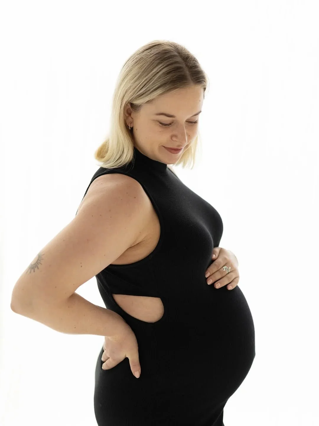Odotus- ja vastasyntyneenkuvaus. 
📷 Milj&ouml;&ouml;ss&auml;, studiossa tai oman kodin rauhassa.
🕙 Paras aika on noin rv 30-36 ja vauvan ensimm&auml;isten viikkojen aikana.
💌 Saat kattavat ohjeet valmistautumiseen. J&auml;nnitt&auml;&auml; ei tarv