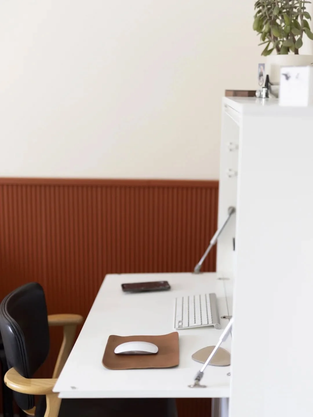 Viihtyis&auml; ty&ouml;tila on t&auml;rke&auml; 🖥️
T&auml;st&auml; terrakotan v&auml;risest&auml; puupaneelista tuli niin kiva! Kiva piristys vaaleaan huoneeseen 🎨

#japandi
#interiordesign