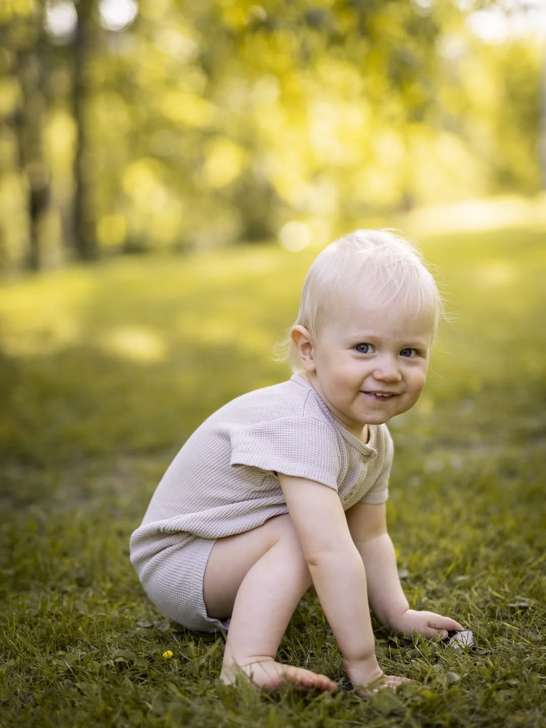 Summer vibes ☀️🌳🌱

T&auml;&auml;ll&auml; odotetaan jo kovasti kes&auml;&auml;! 

#lapsikuvaus
#milj&ouml;&ouml;kuvaus