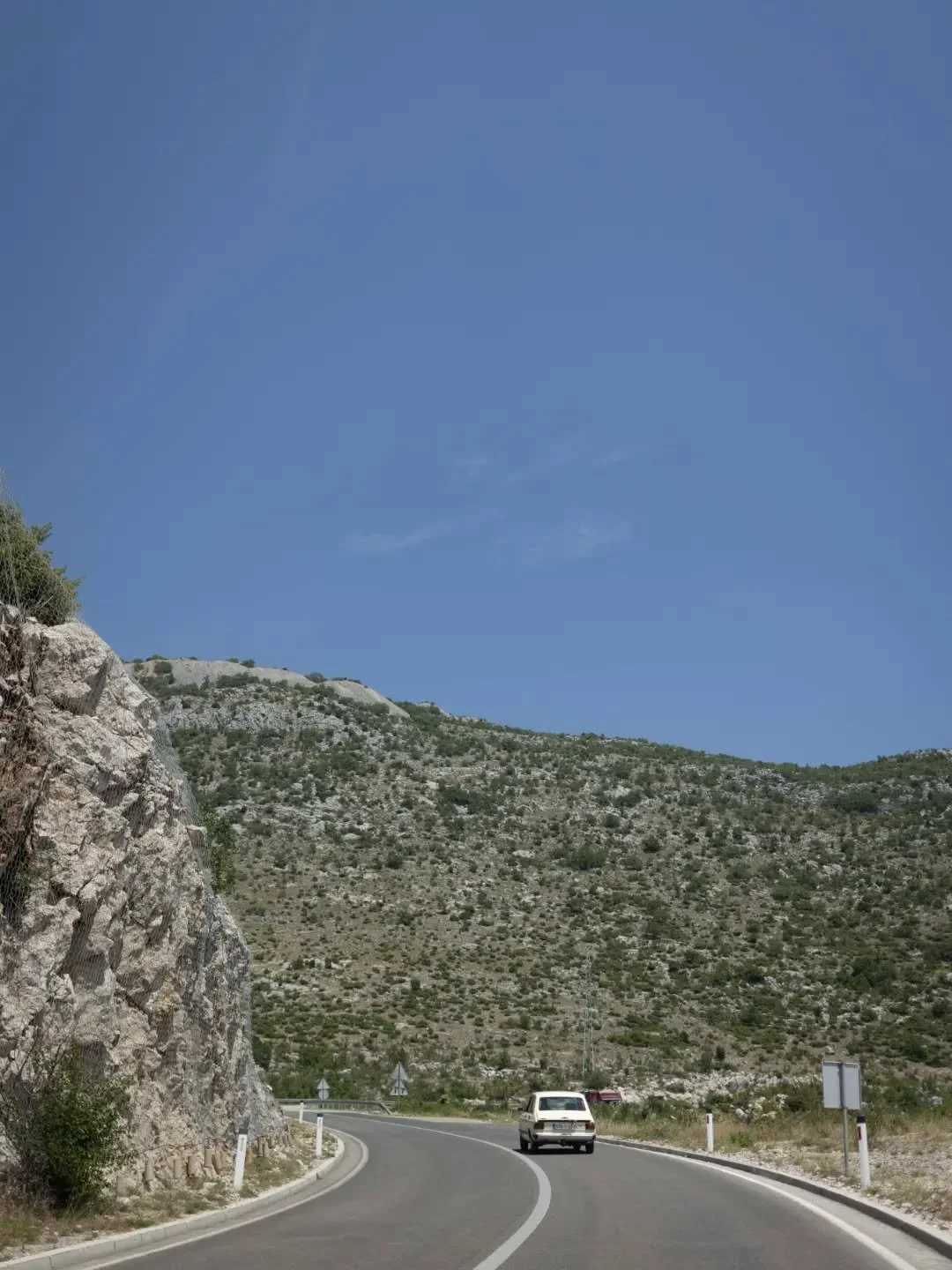 Matkalla Bosnia ja Hertsegovinaan 🇧🇦 

Halusin poiketa Bosnia ja Hertsegovinassa kun majapaikka vaihtui Kroatiasta Montenegroon. Aina suorin reitti perille ei ole se mielenkiintoisin. 🌍