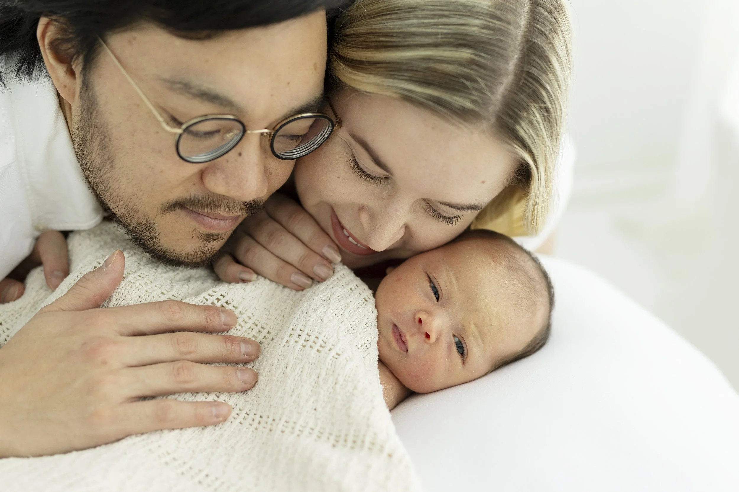 Newborn-kuvaus studiossa Espoossa