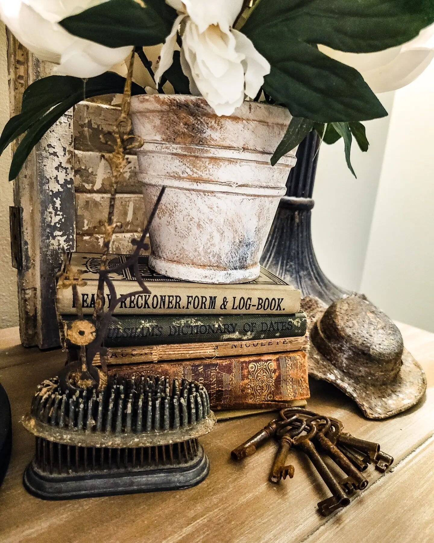 Just a little view of the hallway table.  The old keys and the metal hat from a statue I found @hartlandsalvage. 

#vintagedecor #vintagestuff #vintage #oldkeys #keys #oldbooks #books #flowerfrog #clockhands #rustic #industrial #farmhouse #cottage #c