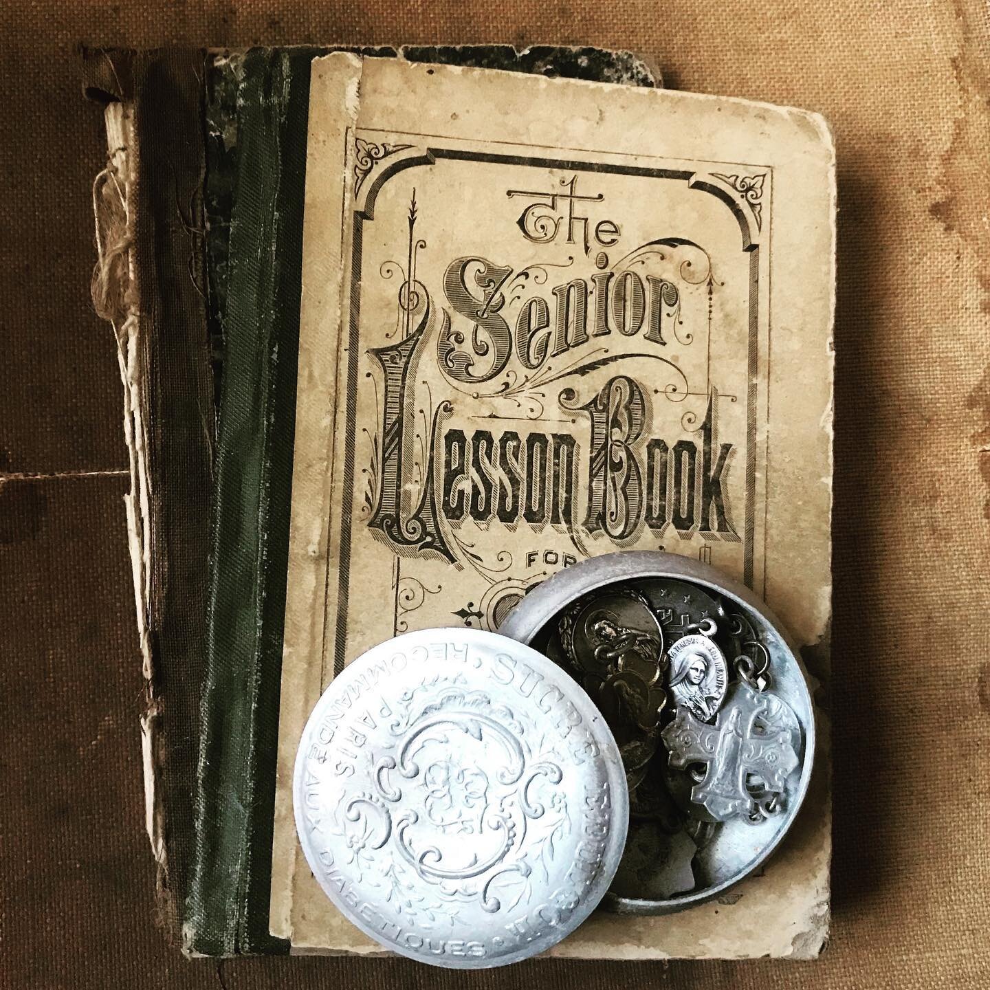 Favorite things&hellip;.
#vintage #french #religious #medal #oldbooks #eclectic #eclecticvintage #antique #fleamarketfinds #collections #gathering #flatlaygathering #flatlay #cottage #romantic #moody #cottagefarmhousestyle #cottagestyle #farmhousedec