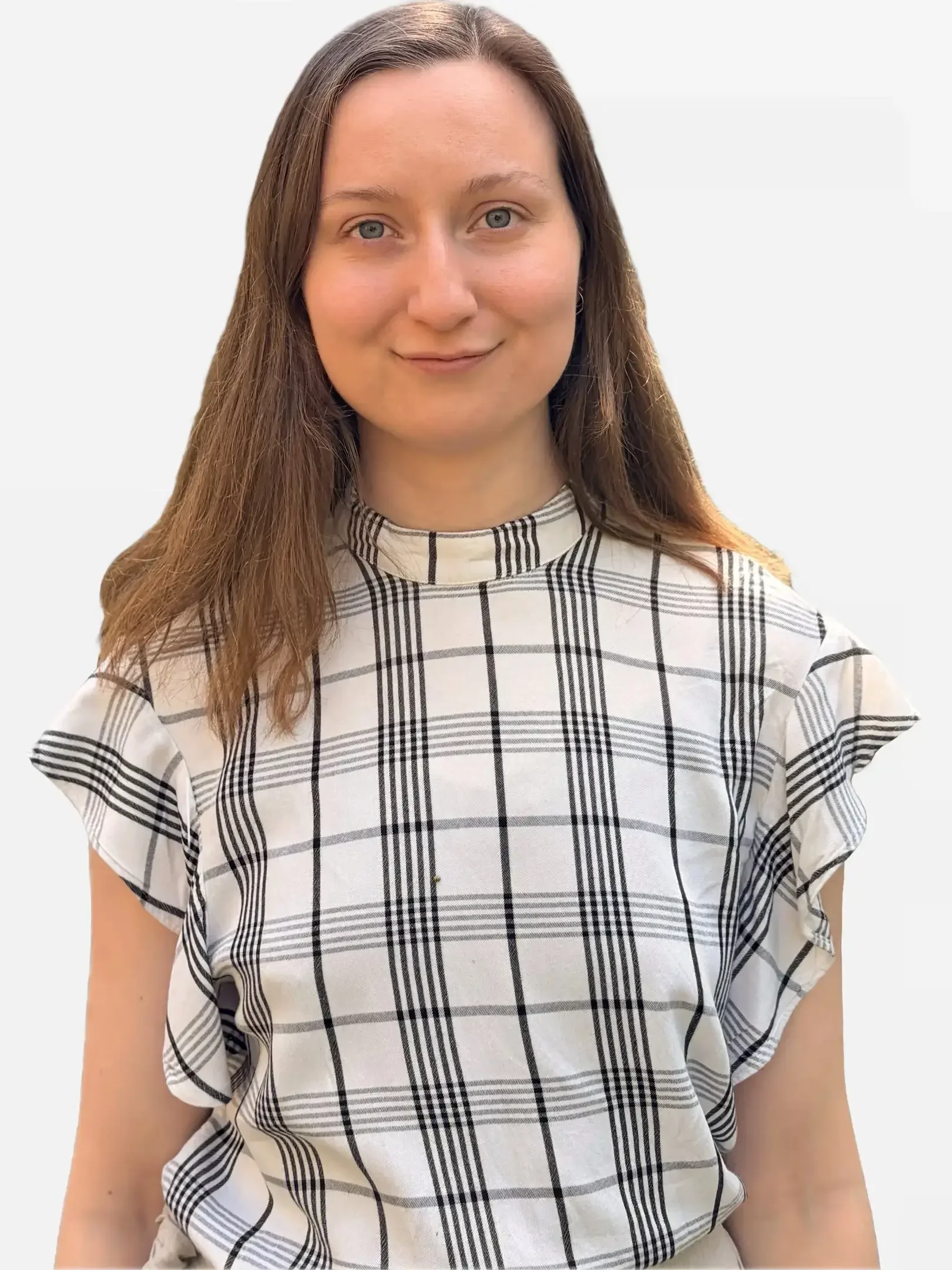 Empathische Therapeutin Melanie Kliever lächelt einladend vor einem hellen Hintergrund.