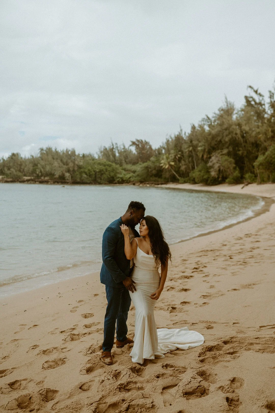 Jungle Elopement in Oahu_Emilee Setting _oahu15_low.jpg