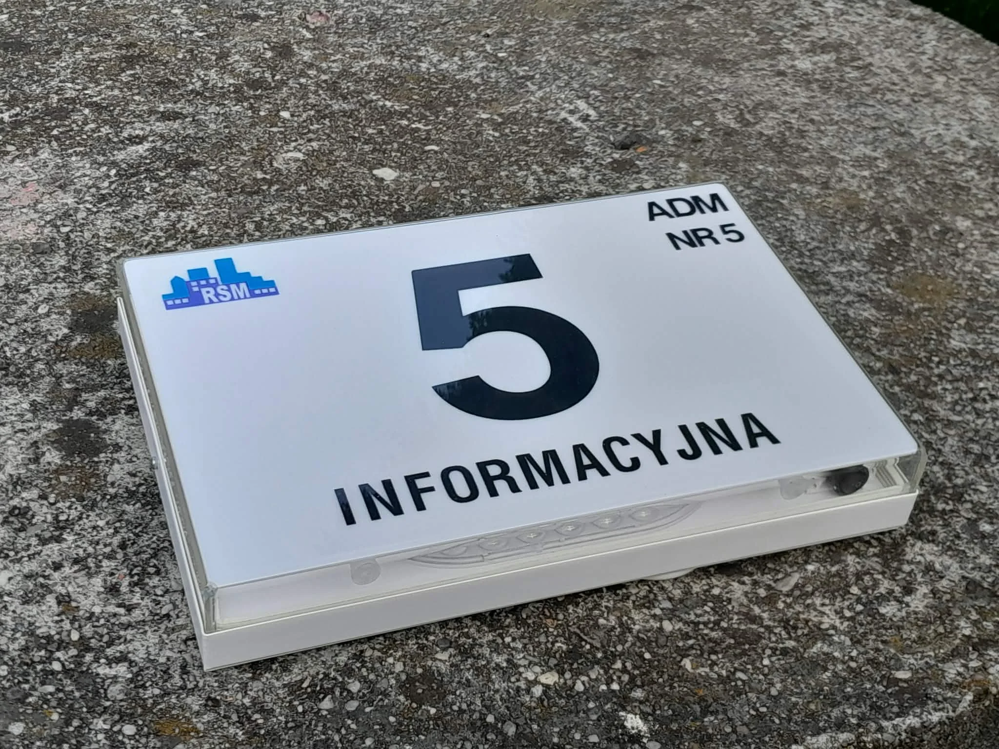 OPE-100R - PROSTOKĄTNY NUMERATOR Z KLOSZEM WARSTWOWYM
